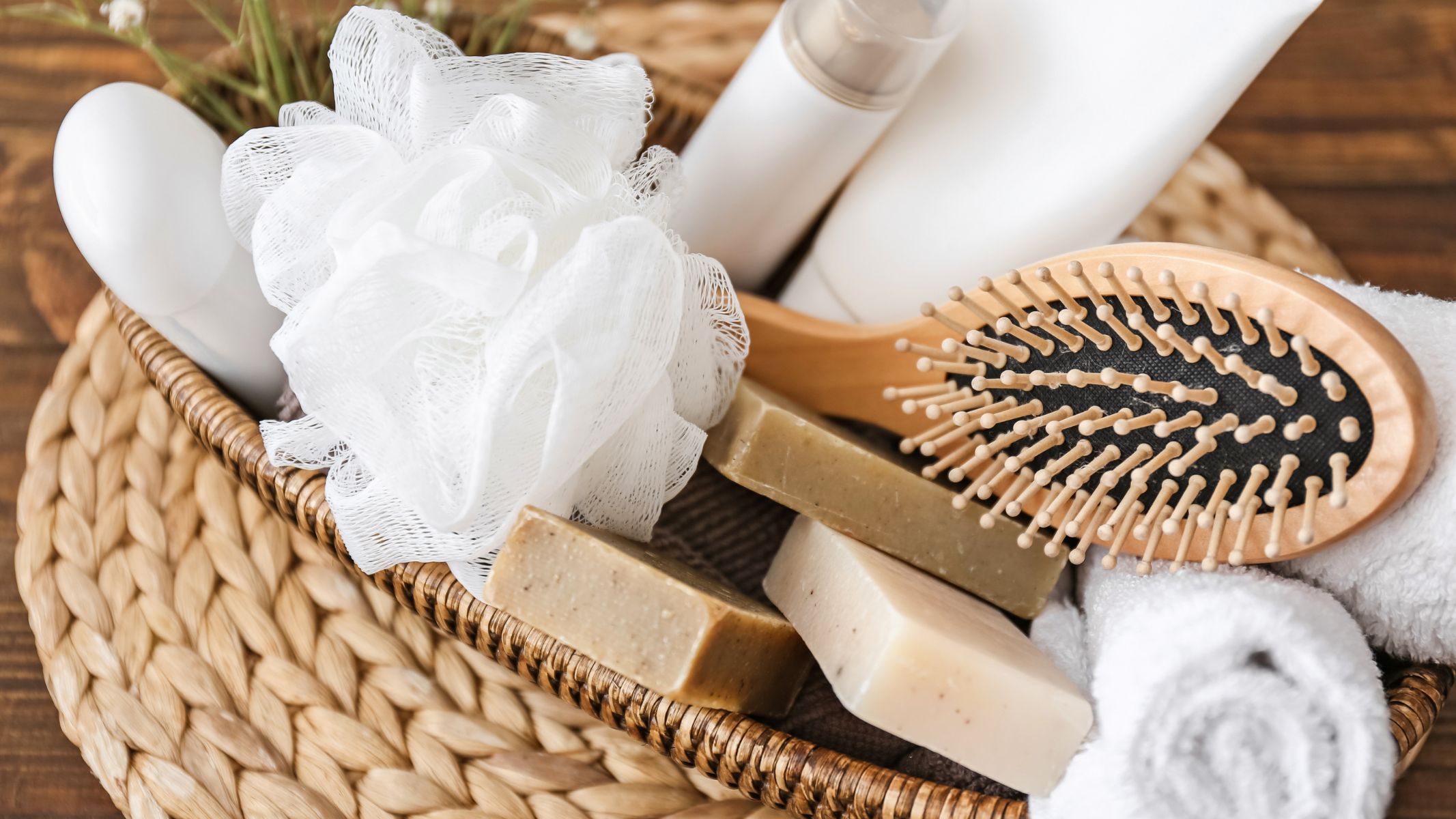 Người bệnh cần tránh dùng chung các vật dụng cá nhân như khăn tắm, lược, mũ, quần áo để ngăn ngừa lây nhiễm