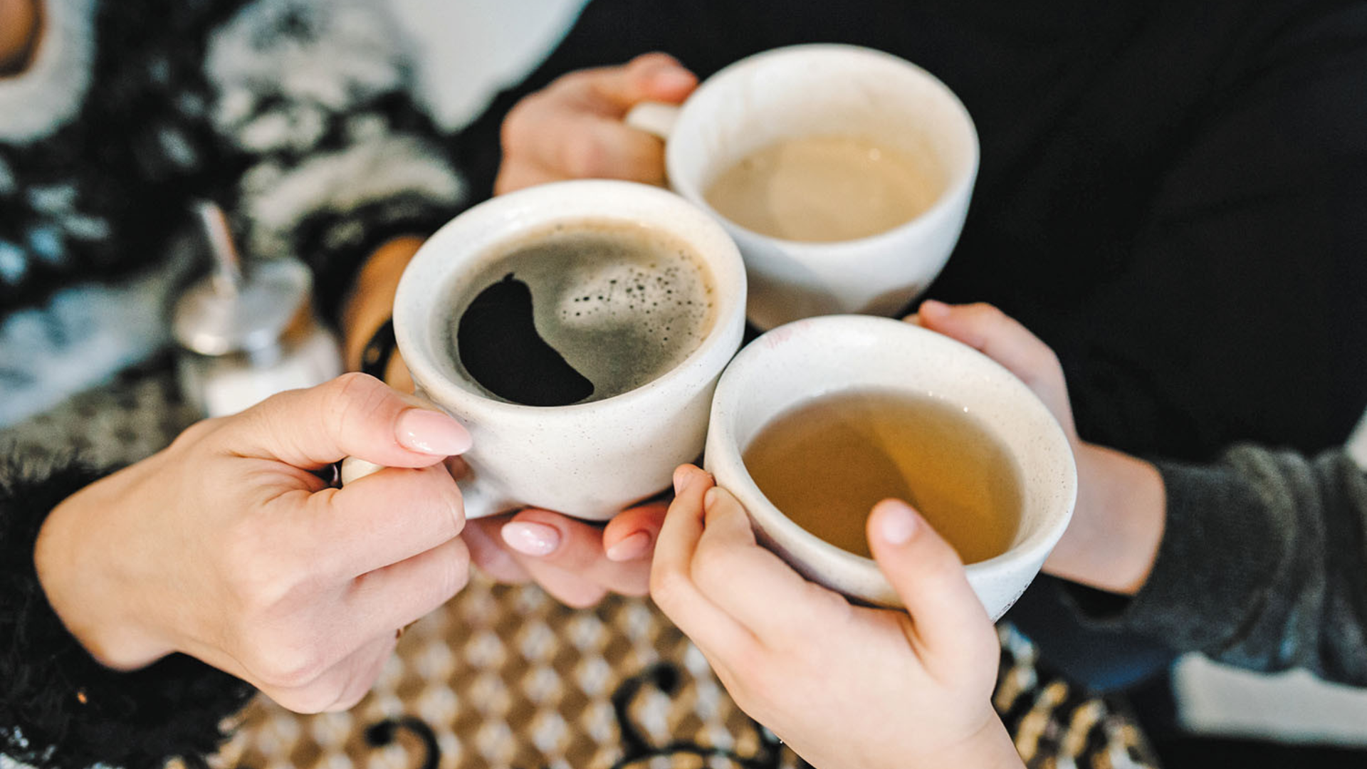 Cà phê và trà giúp tỉnh táo ban ngày, nhưng uống vào chiều muộn lại khiến khó chợp mắt vào ban đêm