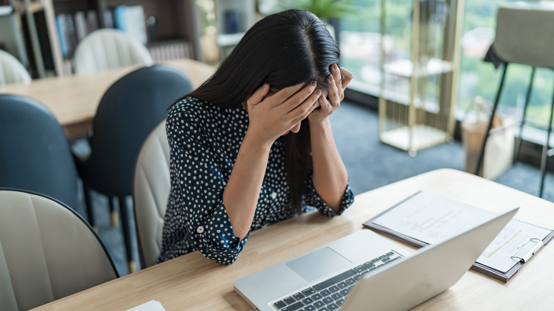 Áp lực tinh thần kéo dài làm giấc ngủ chập chờn, người trẻ mệt mỏi vì lo toan