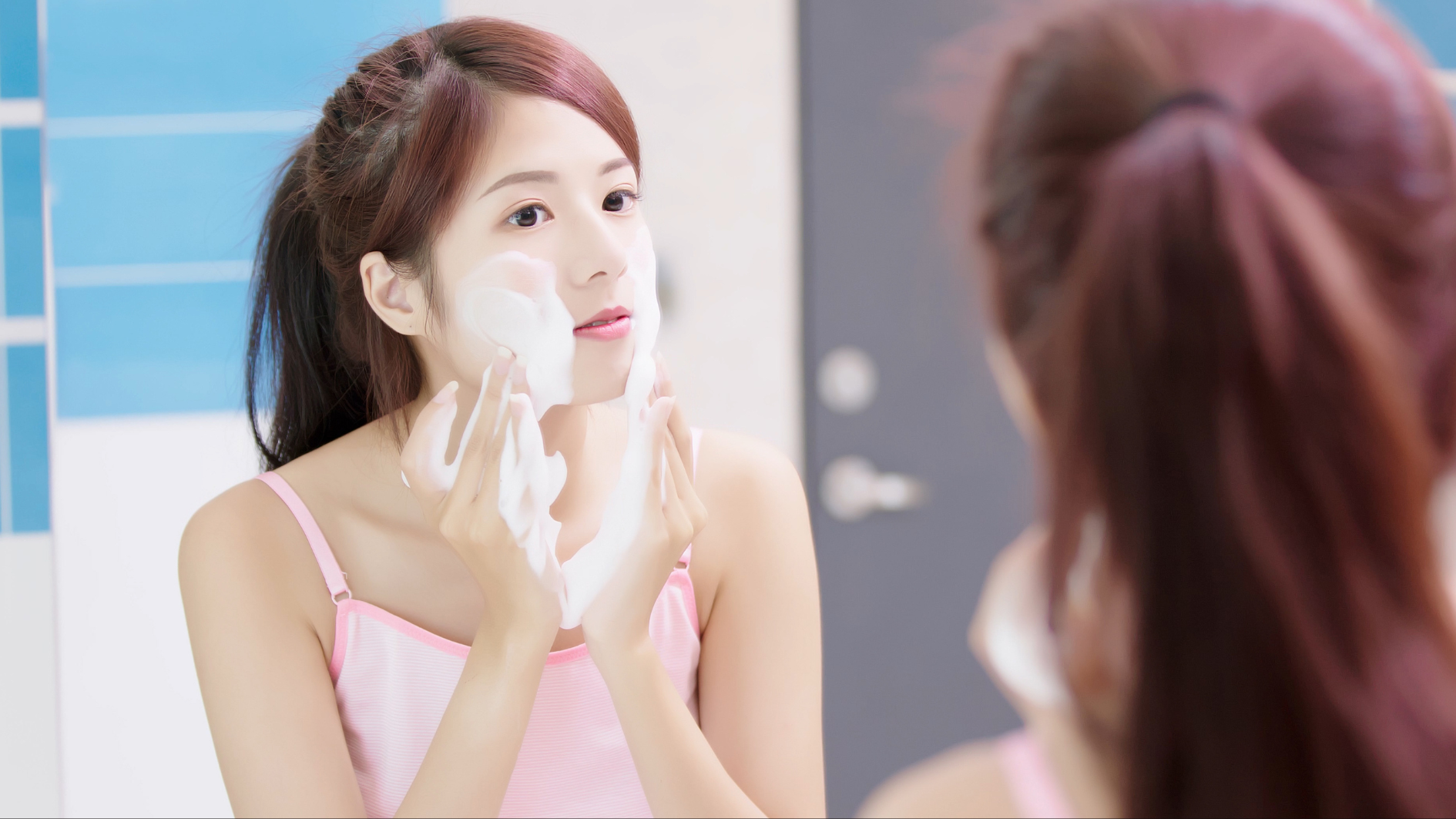 Rửa mặt 2 lần/ngày bằng sữa phù hợp pH da để làm sạch lỗ chân lông, ngăn mụn đầu đen