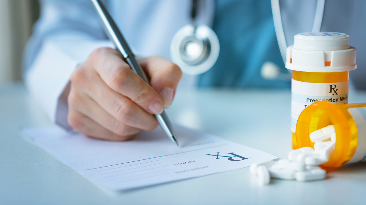 Cách trị rạn da đỏ khi tăng cân bằng thuốc kê toa theo chỉ định của bác sĩ