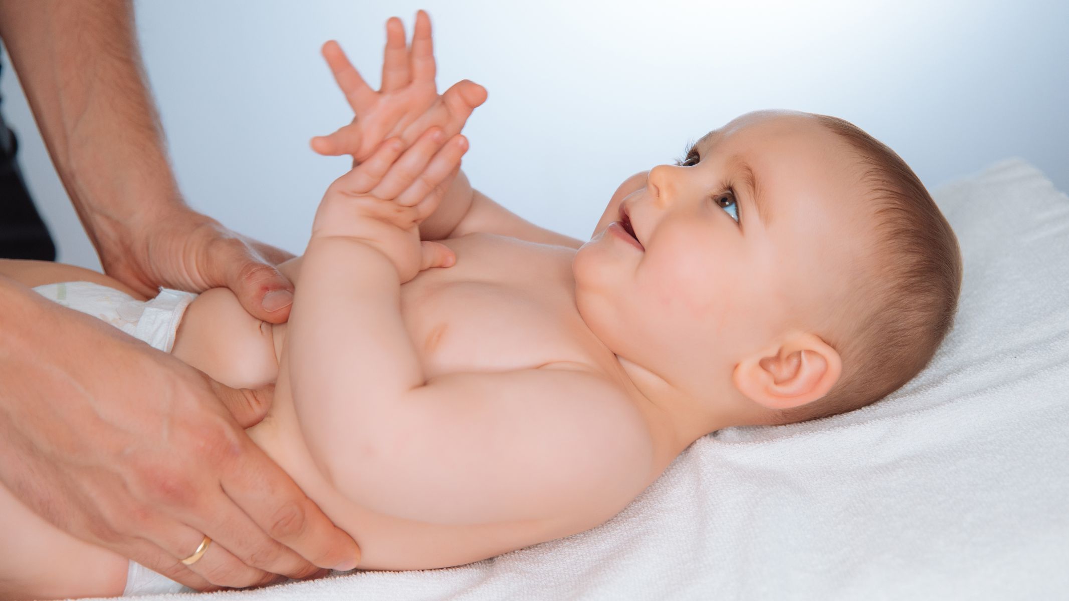 Mẹ chỉ nên dùng một đến hai giọt dầu tràm cho mỗi lần sử dụng để tránh gây nóng rát cho trẻ