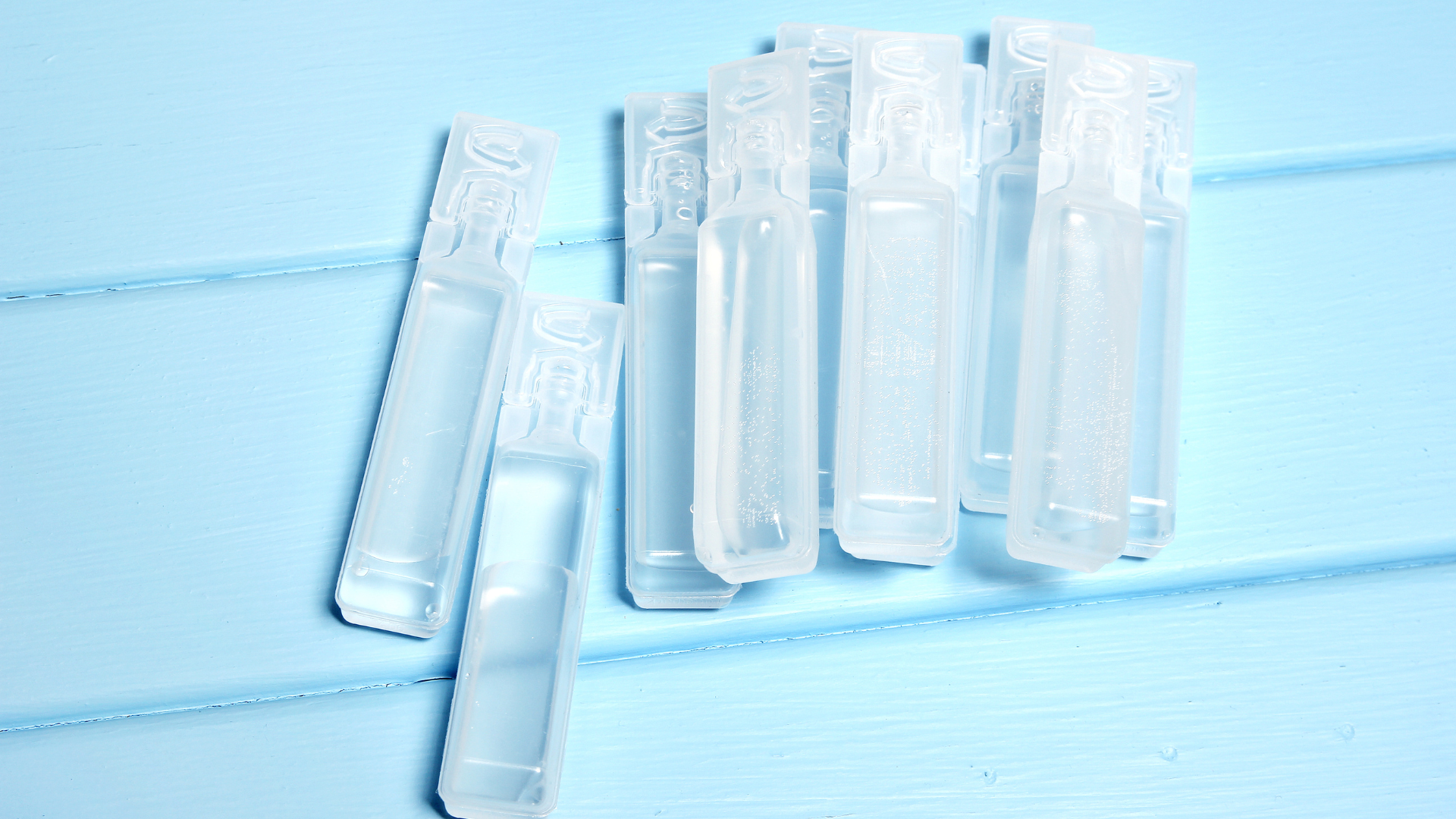 Thực hiện bước vệ sinh tai bằng nước muối sinh lý khi bác sĩ hướng dẫn, đảm bảo an toàn