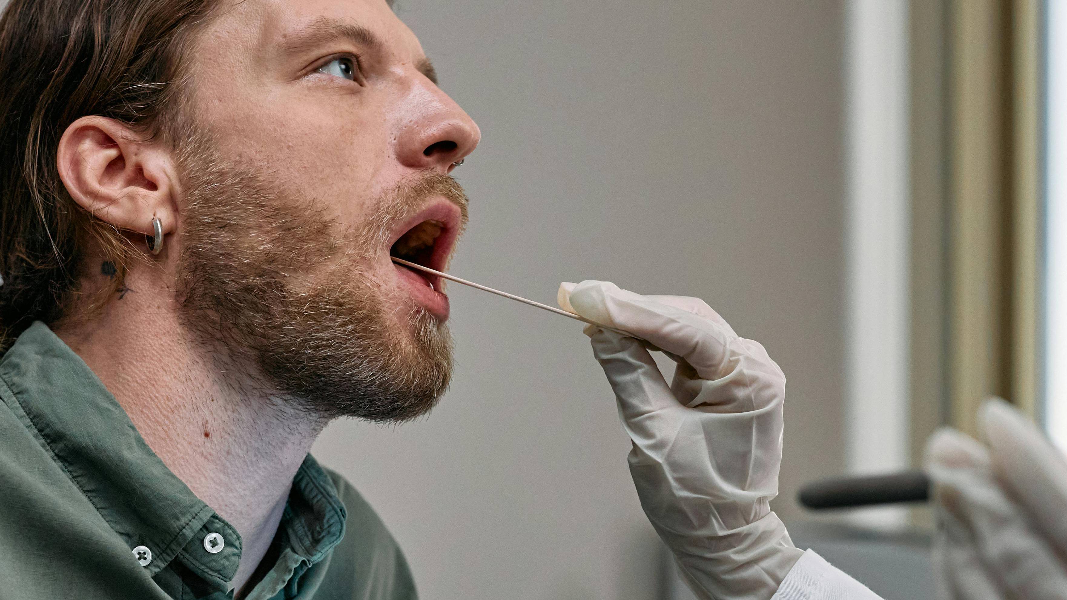 Cách xử lý hóc xương cá tốt nhất là đến cơ sở y tế để gắp xương an toàn