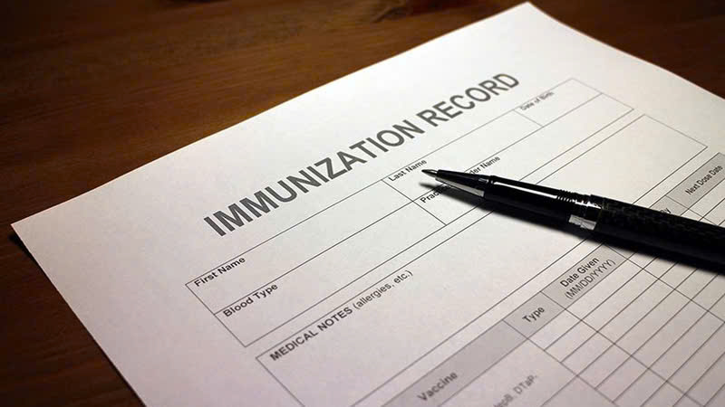 cach-xu-ly-va-nhung-dieu-can-biet-khi-lam-mat-so-tiem-chung-cua-be-1