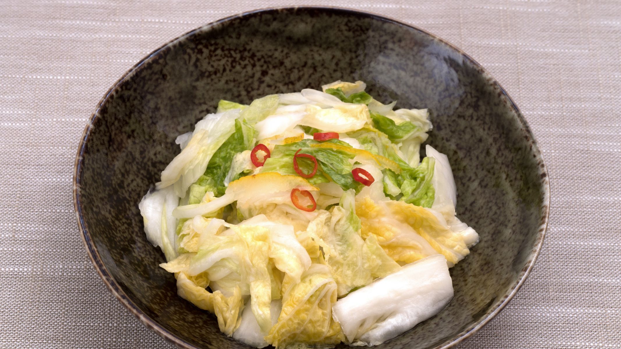 Việc nấu chín cải thảo giúp loại bỏ phần lớn vi khuẩn có thể tồn tại trên bề mặt rau