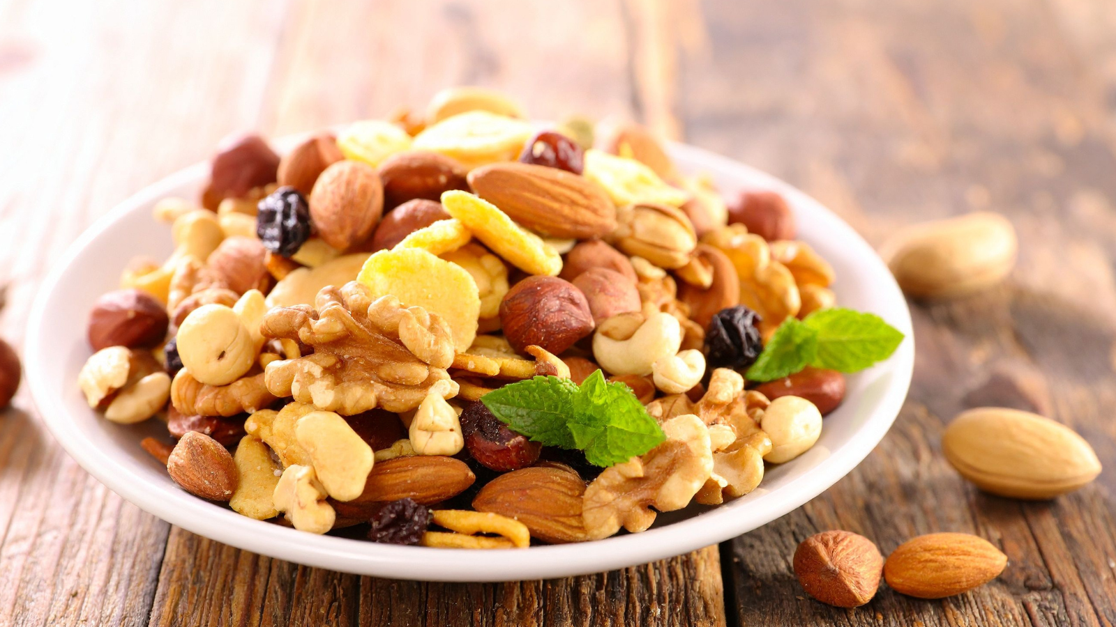 Các loại hạt là nguồn cung cấp canxi thực vật dồi dào đồng thời chứa nhiều dưỡng chất tốt cho cơ thể