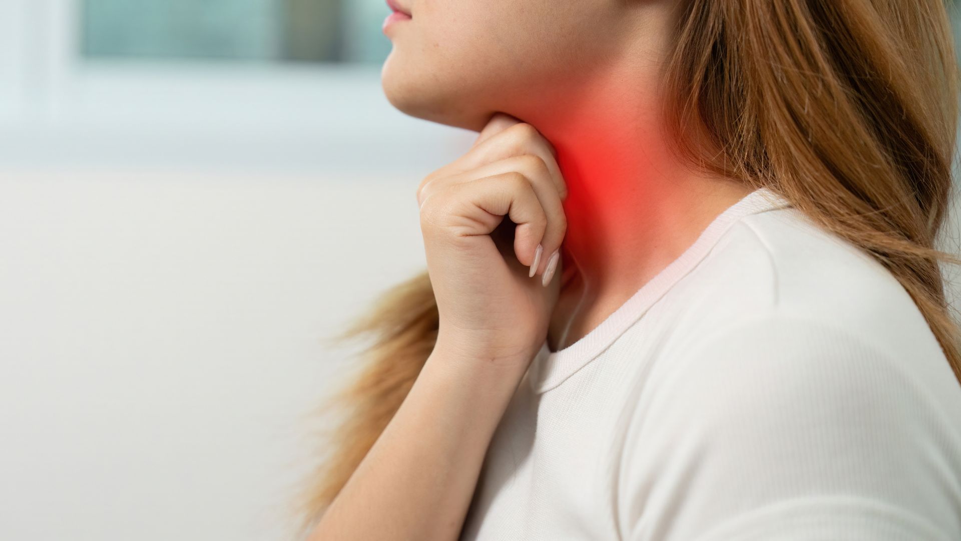 Viêm họng là một nguyên nhân gây ra cảm giác có gì đó vướng ở cổ họng