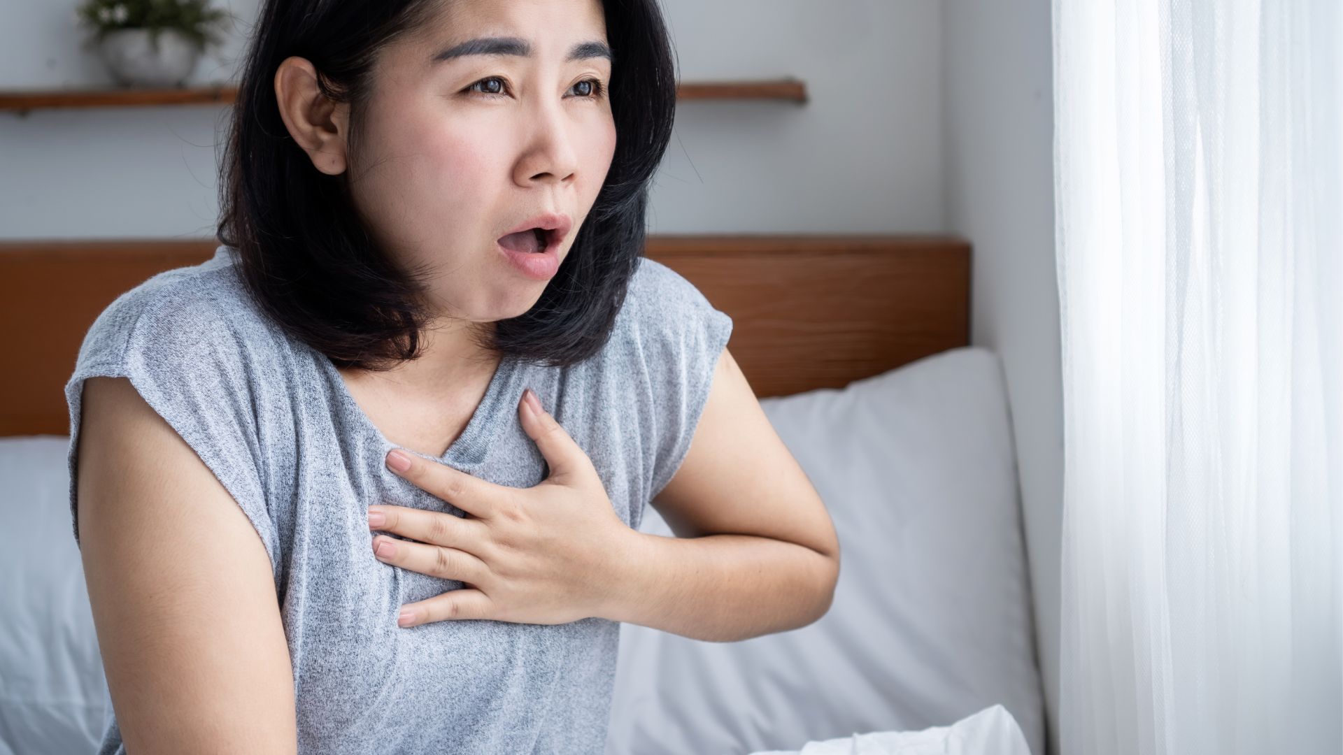 Bạn nên đến gặp bác sĩ nếu cảm giác vướng ở cổ kéo dài kèm theo khó thở