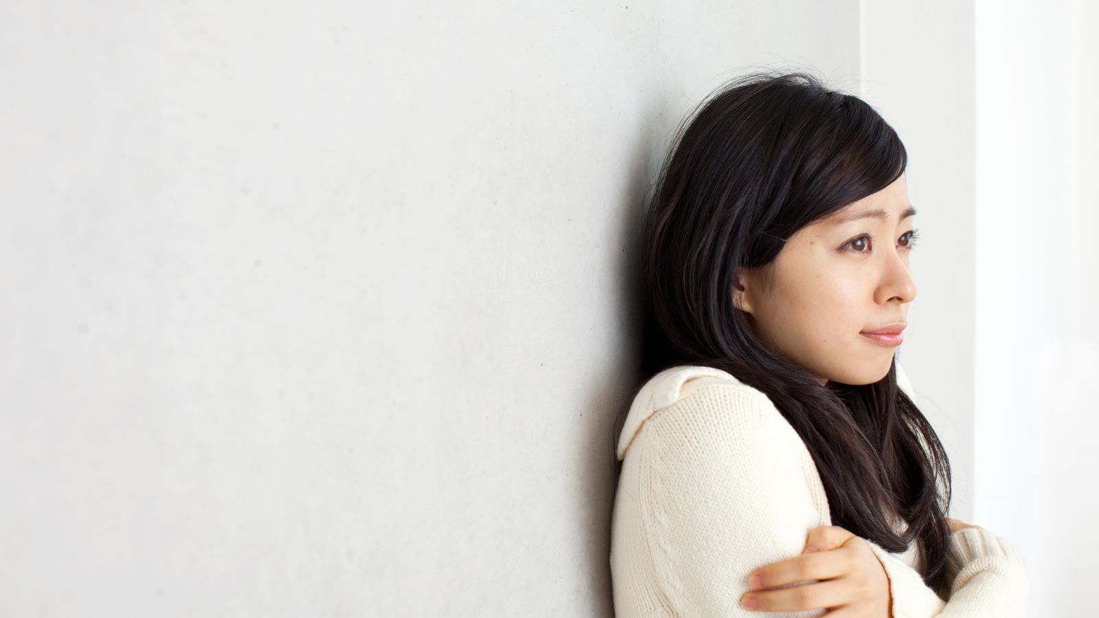 Cảm giác ớn lạnh sau lưng là hiện tượng rất nhiều người từng trải qua nhưng không phải ai cũng hiểu rõ nguyên nhân