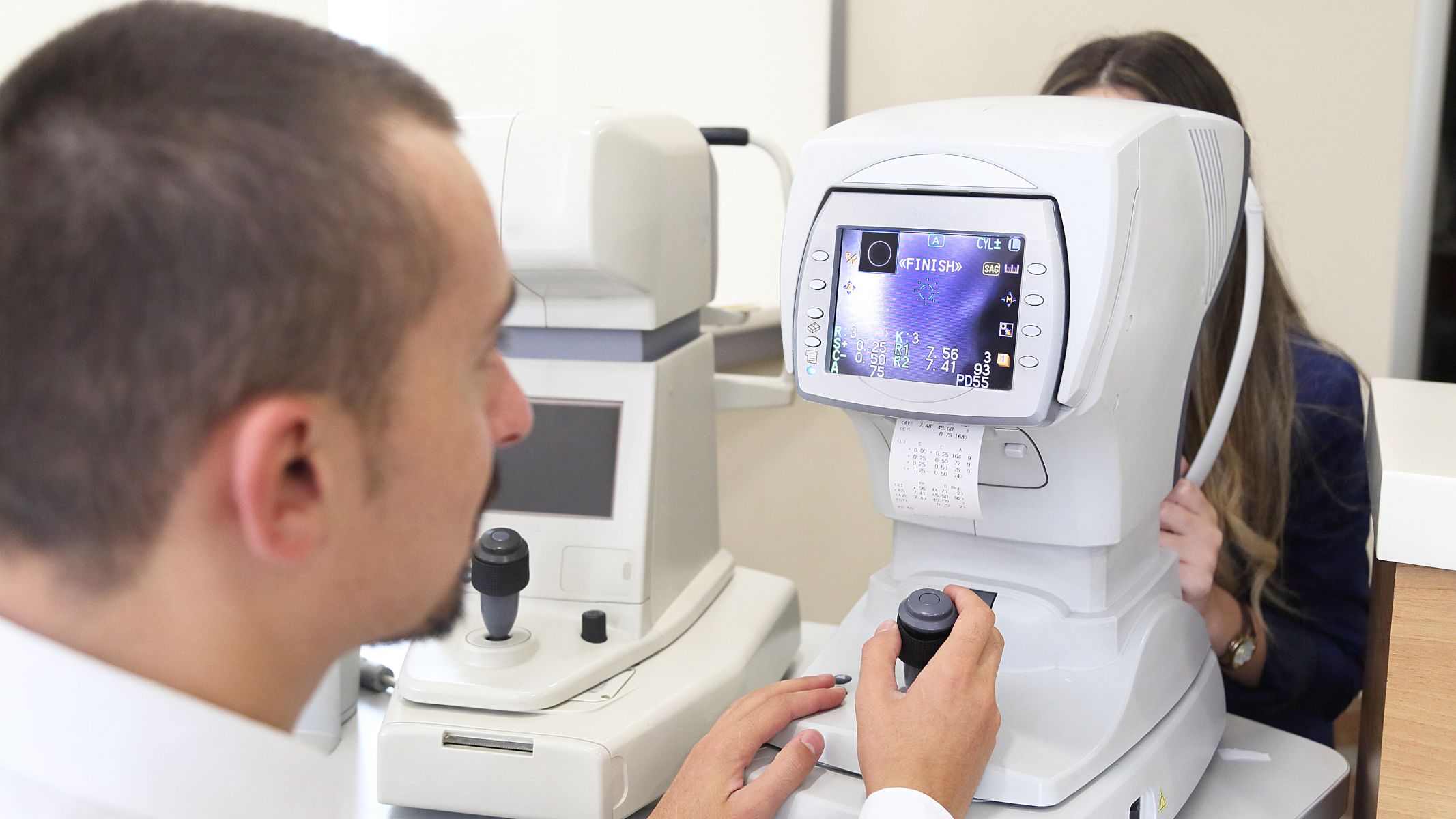 Khám mắt định kỳ giúp phát hiện sớm sự thay đổi độ cận và áp dụng biện pháp kiểm soát kịp thời