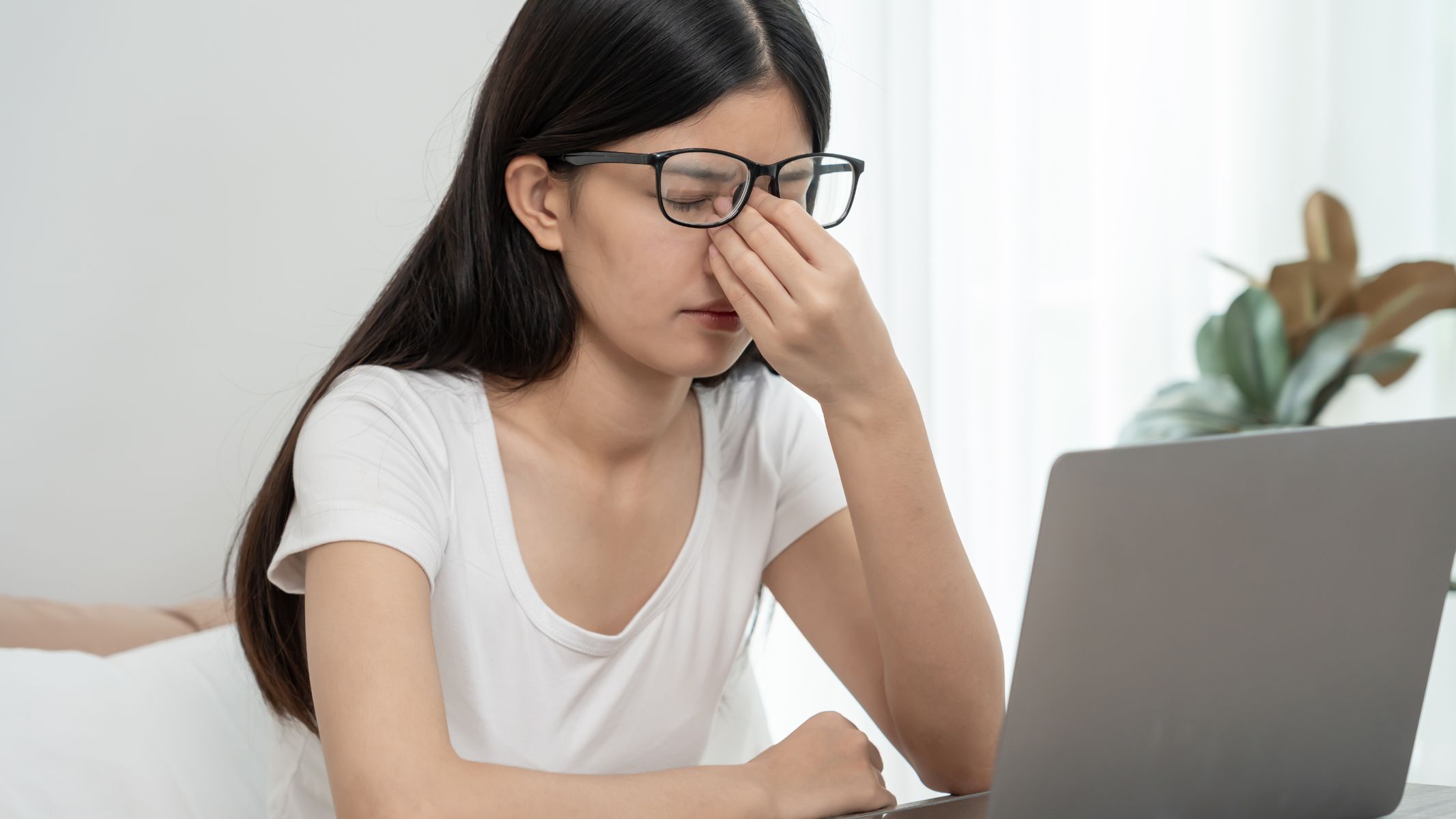 Khi tròng kính không đúng độ hoặc kém chất lượng, mắt phải điều tiết quá mức, dẫn đến các triệu chứng như đau đầu, mỏi mắt, nhìn mờ