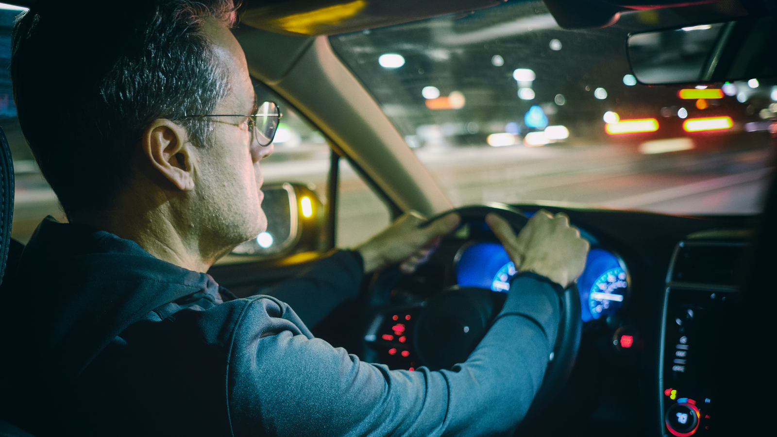 Đeo kính giúp bạn lái xe và di chuyển an toàn hơn