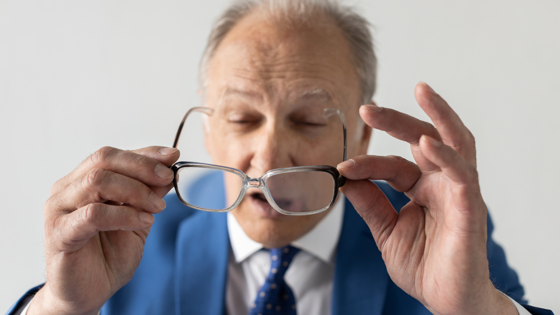 Nhiều người thắc mắc cận 5 độ có nặng không, bởi đây là mức độ cận thị khá cao