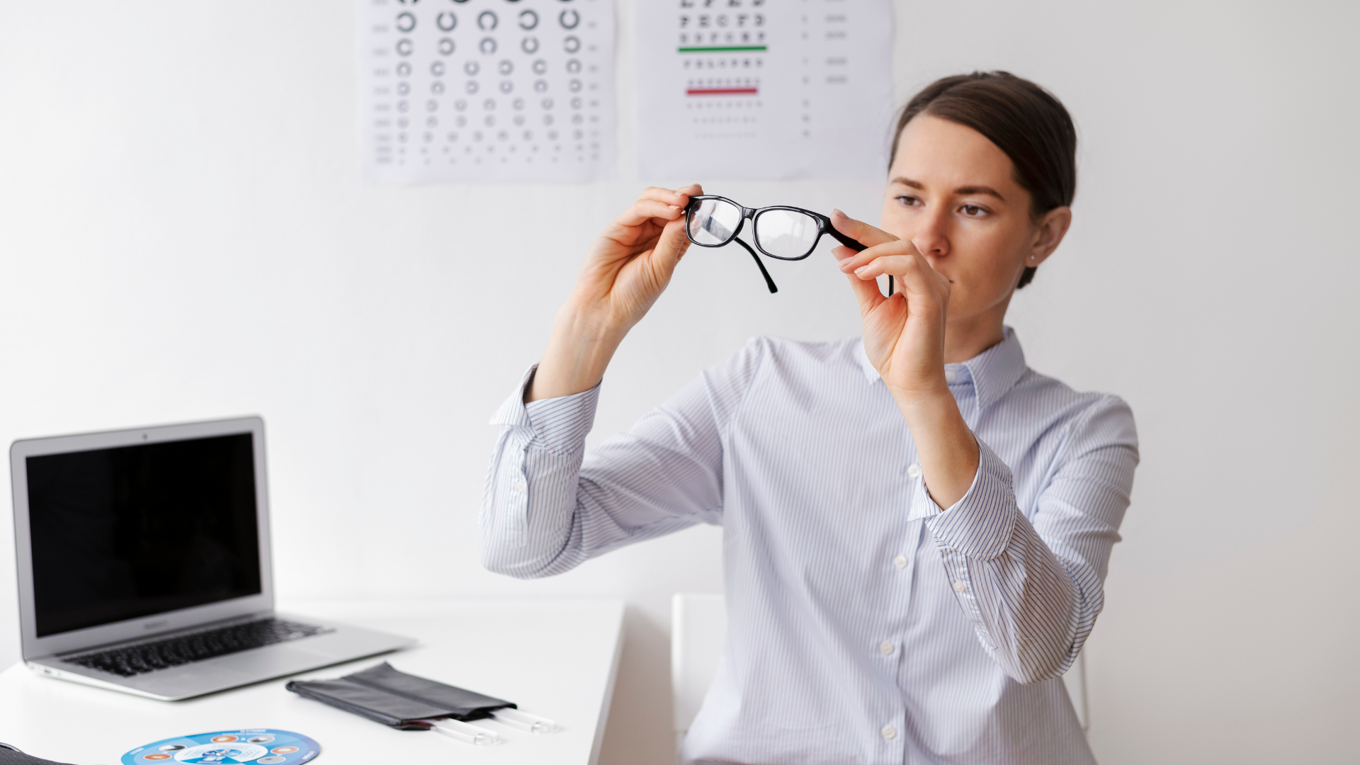 Người cận 5 độ nên đeo kính thường xuyên, đặc biệt khi nhìn xa