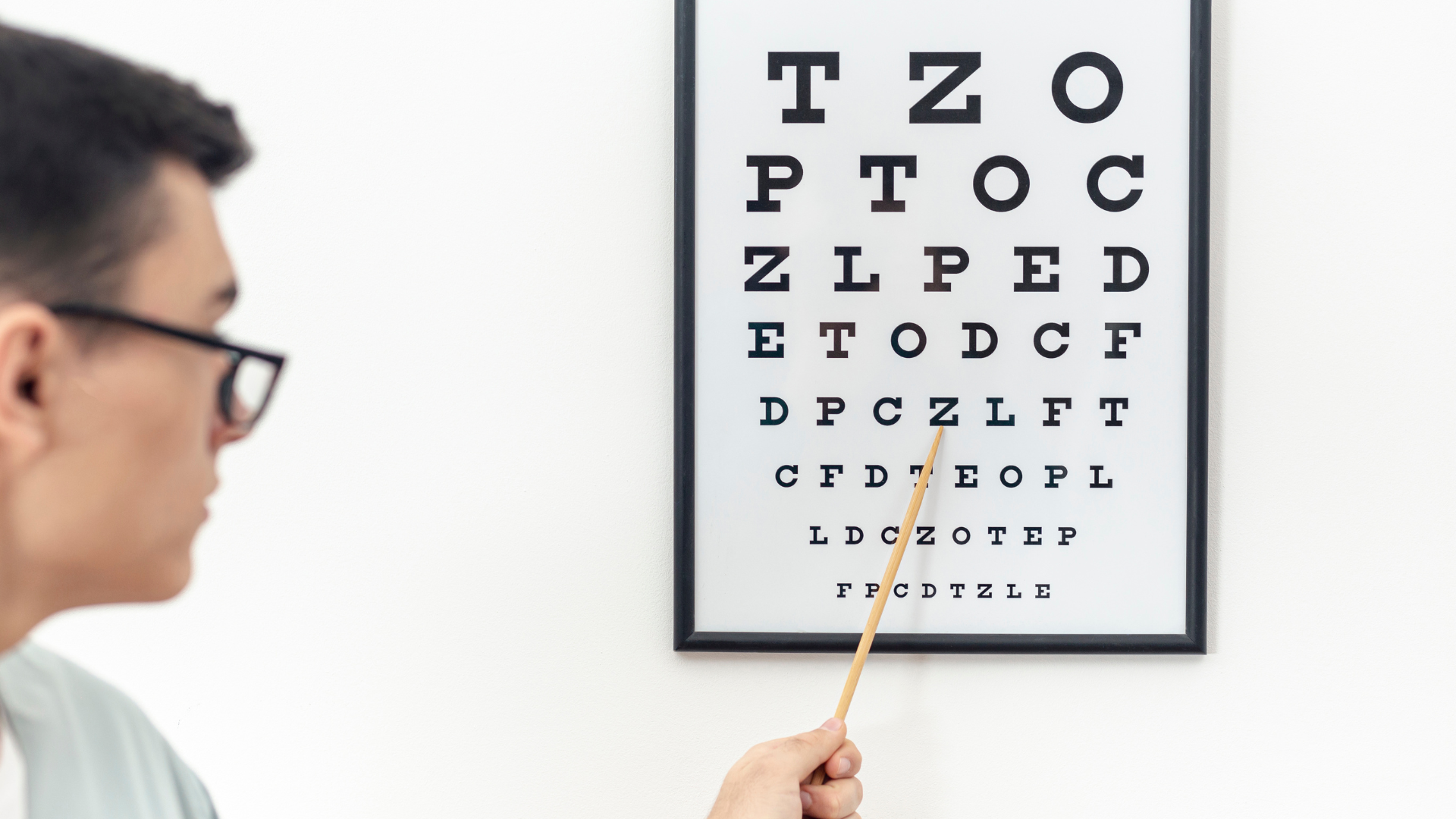 Người cận 5 độ nên khám mắt định kỳ ít nhất 6 tháng/lần