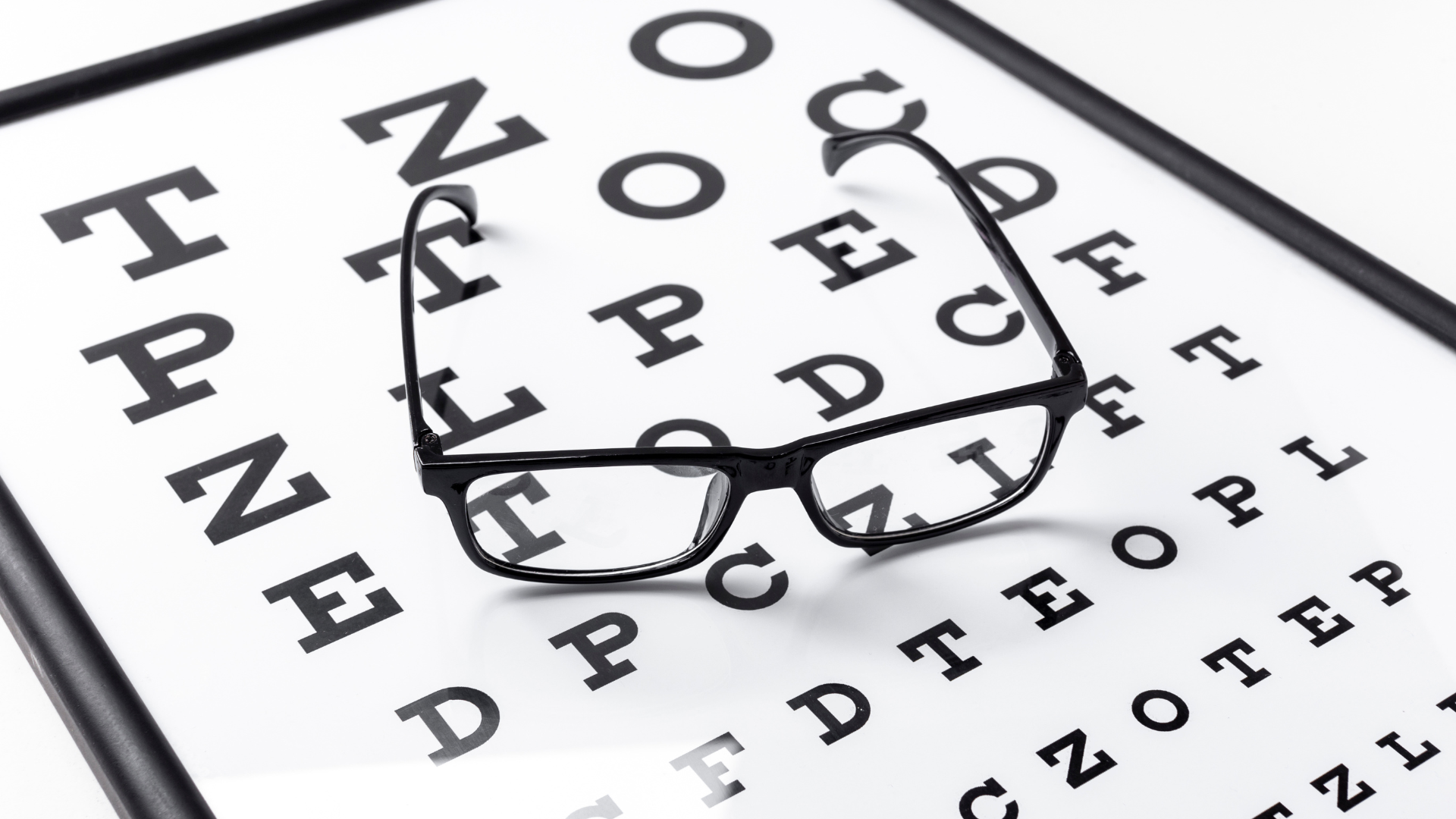 Đeo kính gọng đúng độ hoặc kính áp tròng giúp nhìn rõ, giảm mỏi mắt