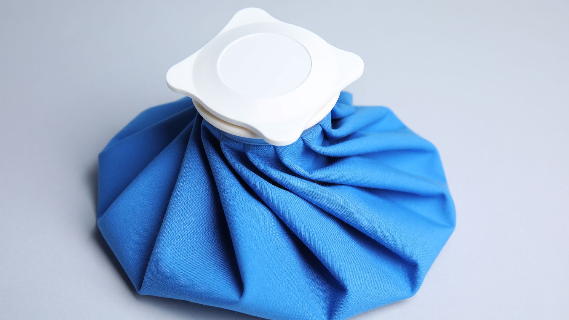 Chườm lạnh giúp giảm đau hiệu quả khi bị căng cơ bàn chân