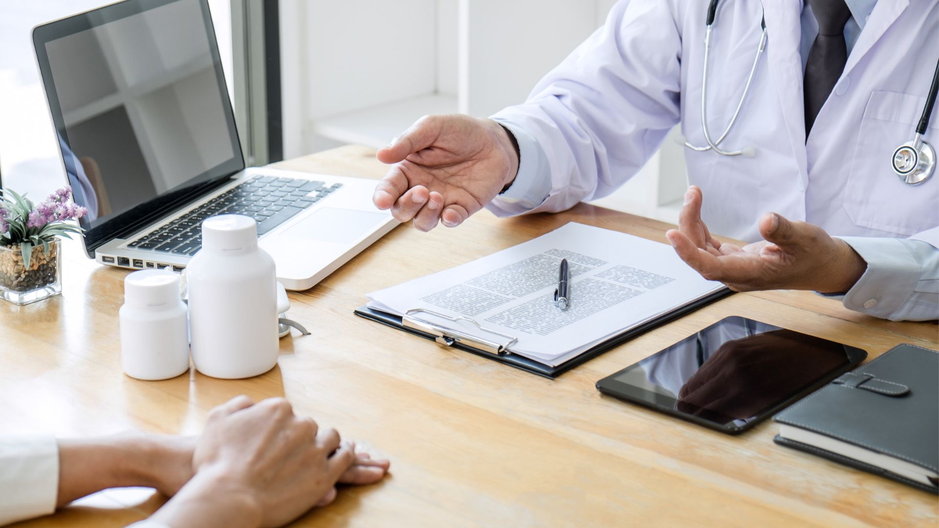 Bạn nên đến gặp bác sĩ nếu tình trạng căng cơ bàn chân kéo dài trên 1 tuần