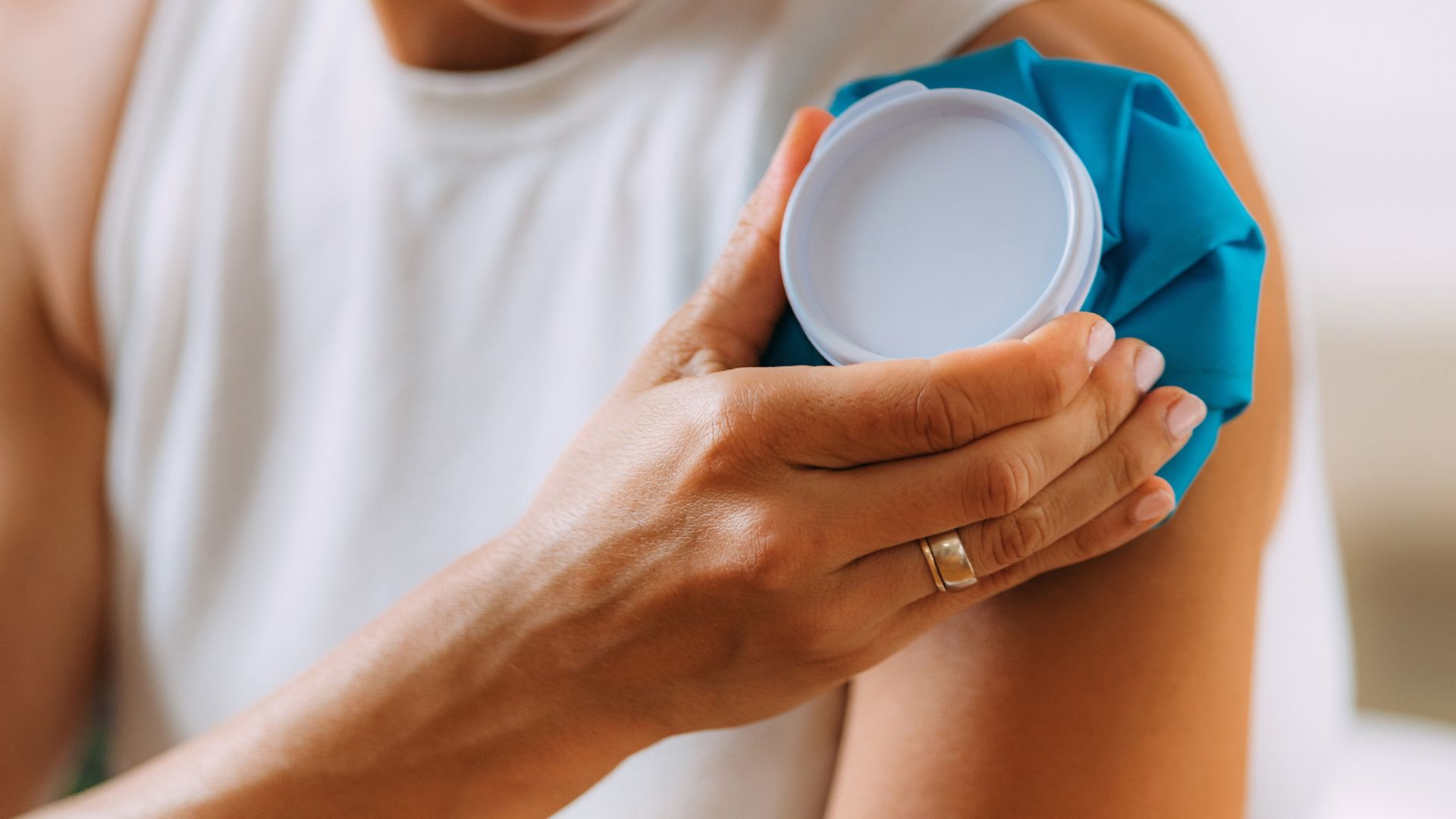 Chườm lạnh hỗ trợ khắc phục tình trạng căng cơ bắp tay hiệu quả