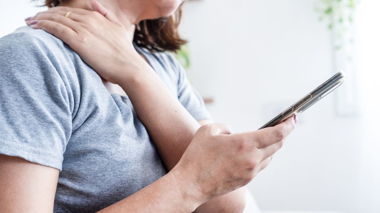 Hạn chế cúi đầu lướt điện thoại quá lâu