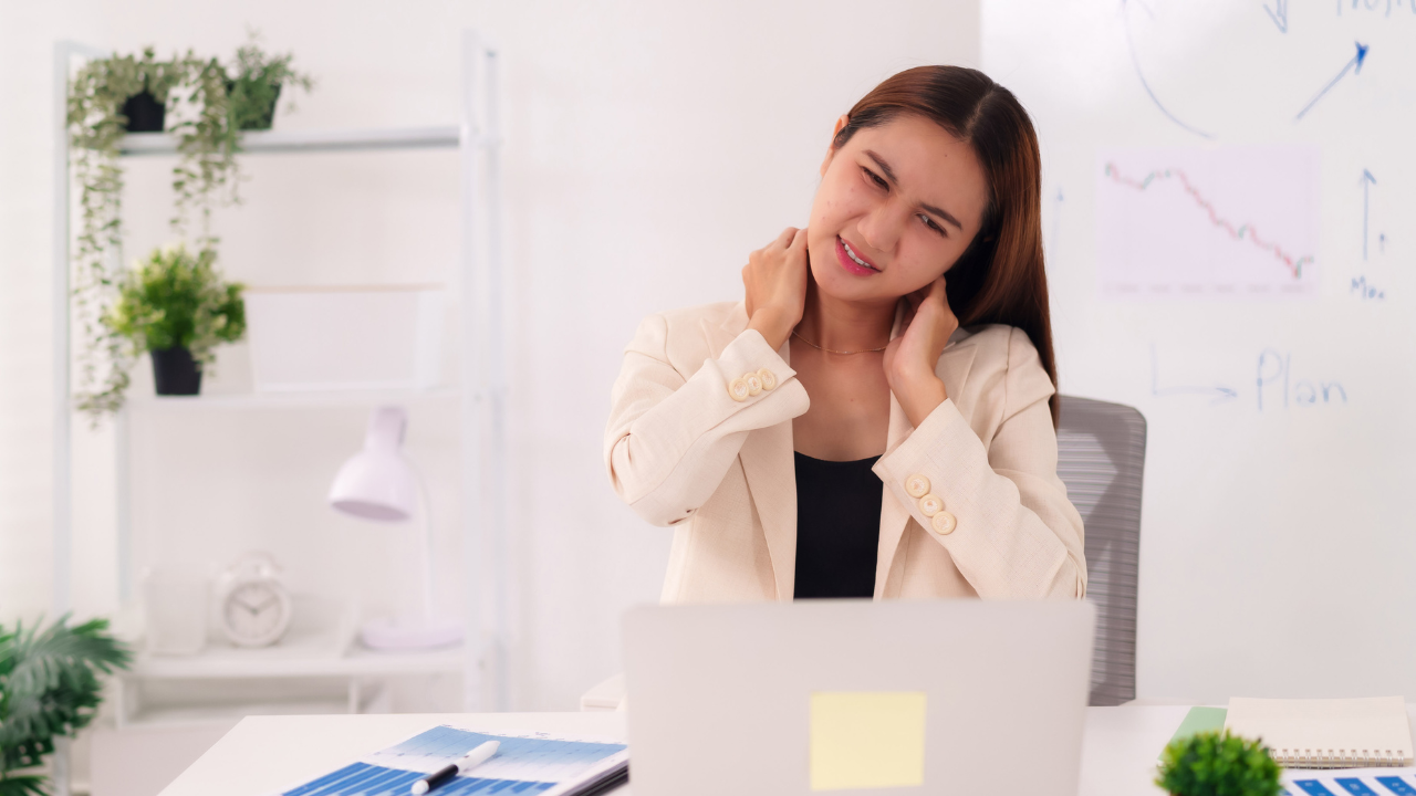 Stress và căng thẳng tâm lý, cơ thể có xu hướng co siết các nhóm cơ ở vùng cổ