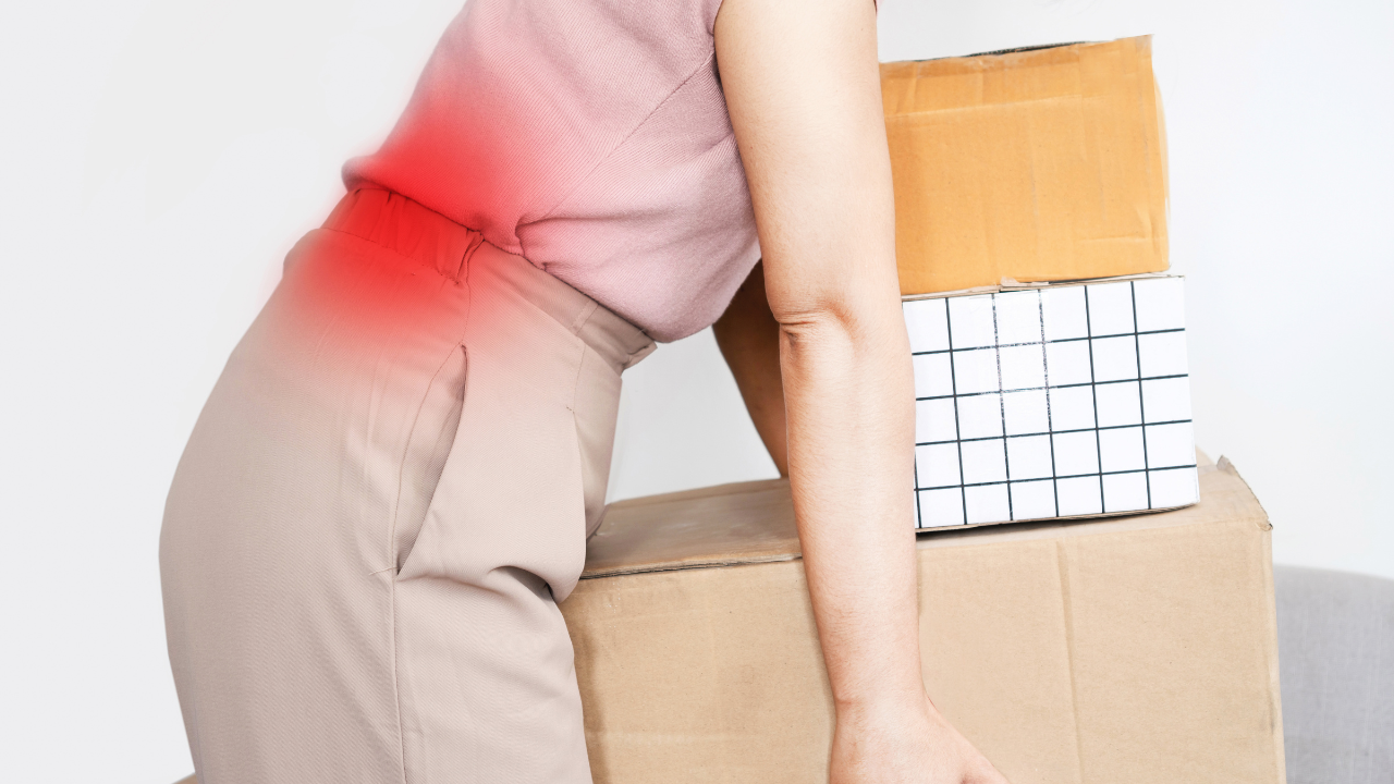 Bê vác đồ vật nặng quá sức khiến cơ lưng bị căng đau