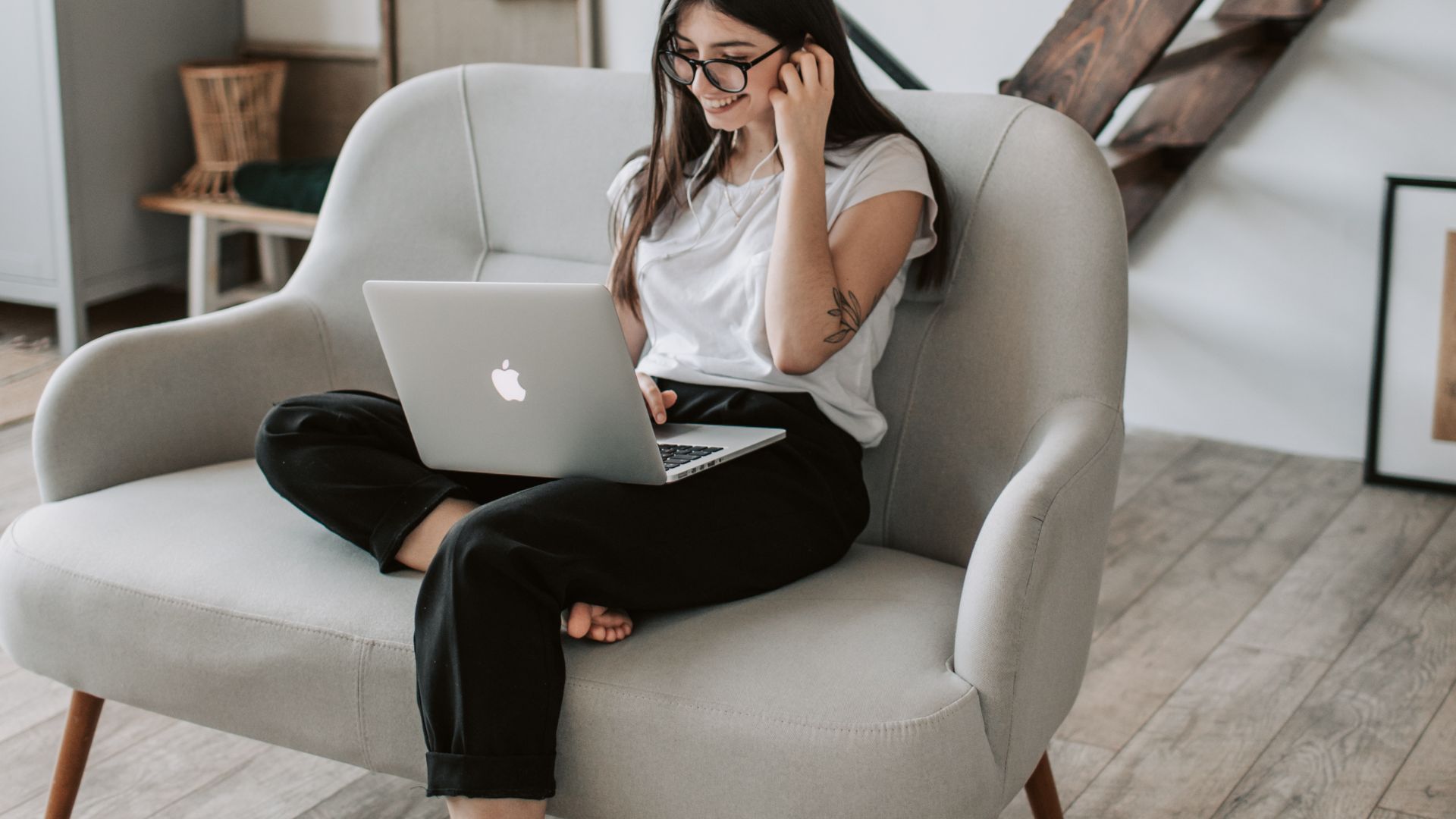 Ngồi sai tư thế khi làm việc cũng có thể dẫn đến căng cơ sau gối