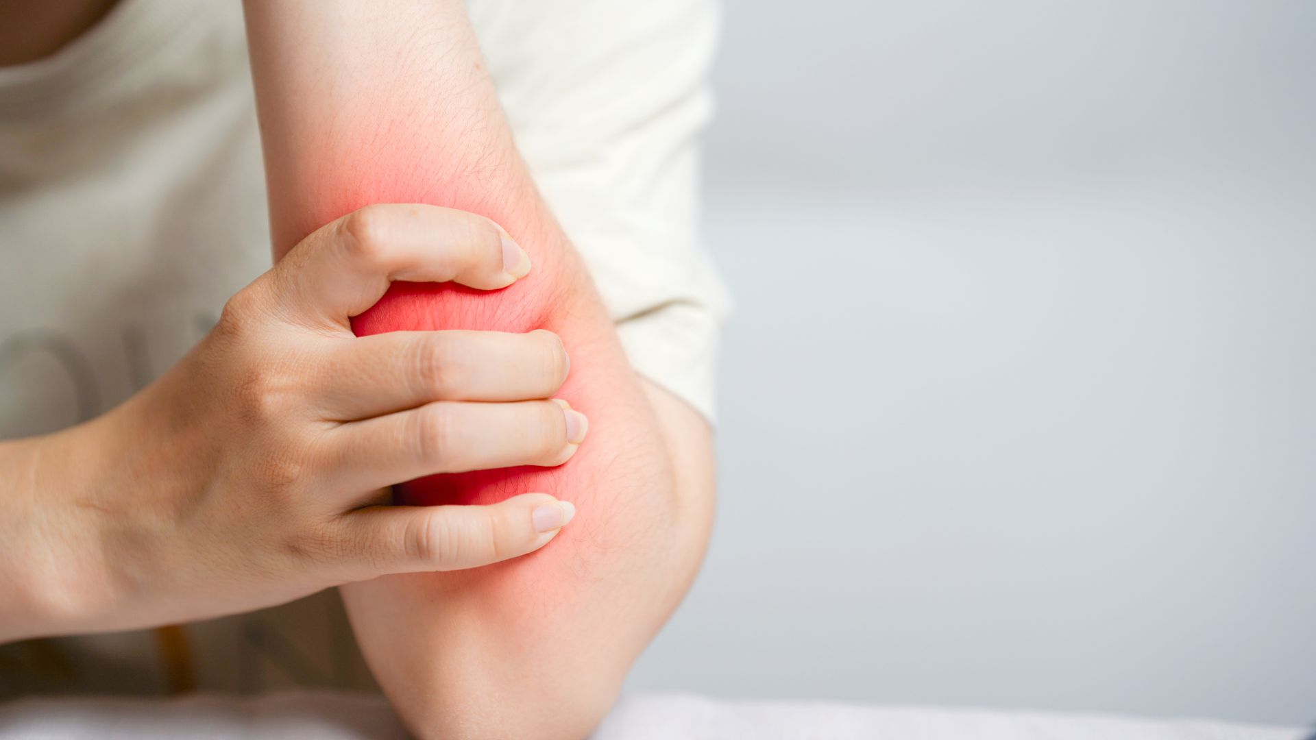 Căng cơ tay là tình trạng các sợi cơ hoặc gân vùng tay bị kéo giãn hoặc rách quá mức