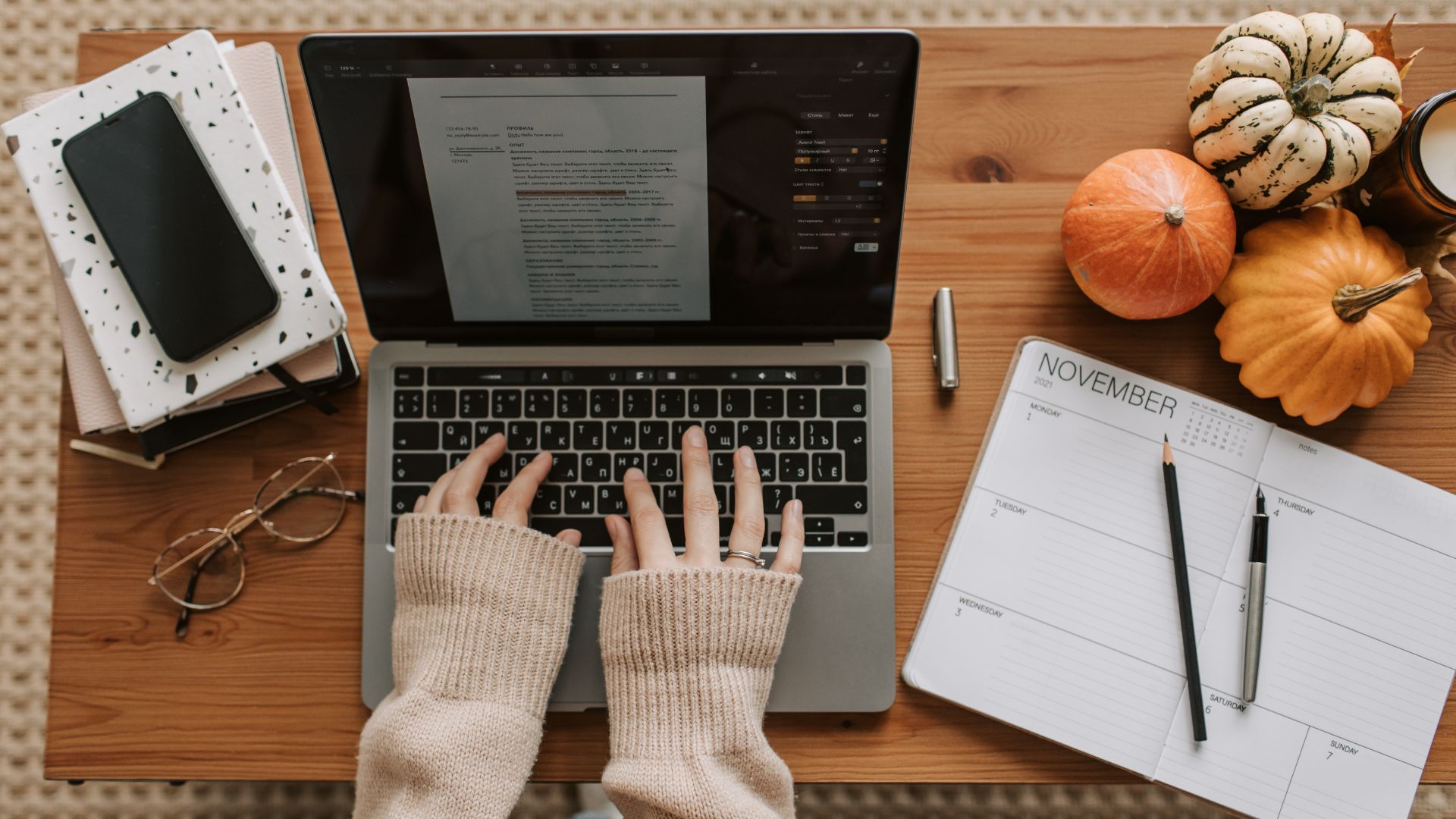 Tránh duy trì một tư thế quá lâu khi làm việc để phòng ngừa căng cơ tay