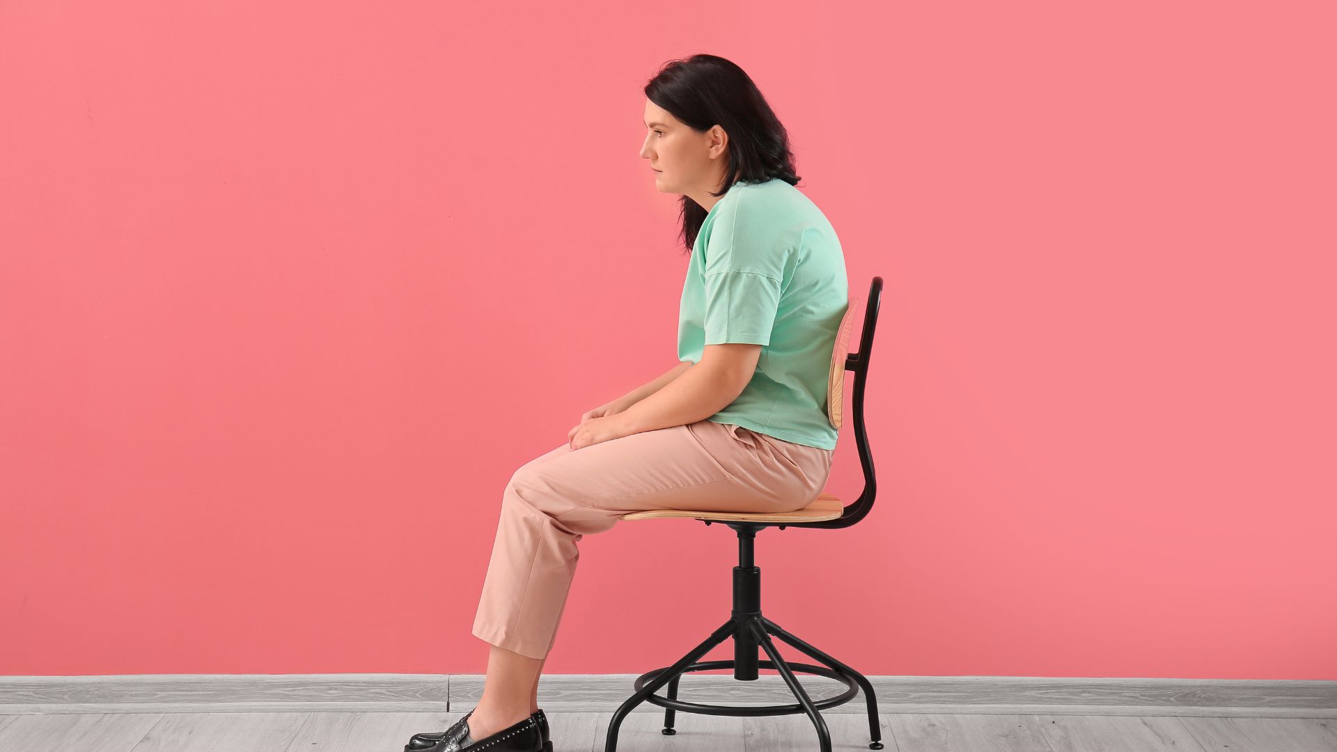 Ngồi sai tư thế là một nguyên nhân dẫn đến căng cơ vai