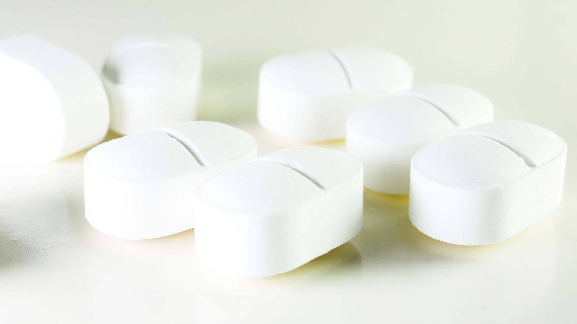 Bác sĩ có thể kê thuốc giảm đau hoặc giãn cơ khi cơn đau ảnh hưởng đến sinh hoạt