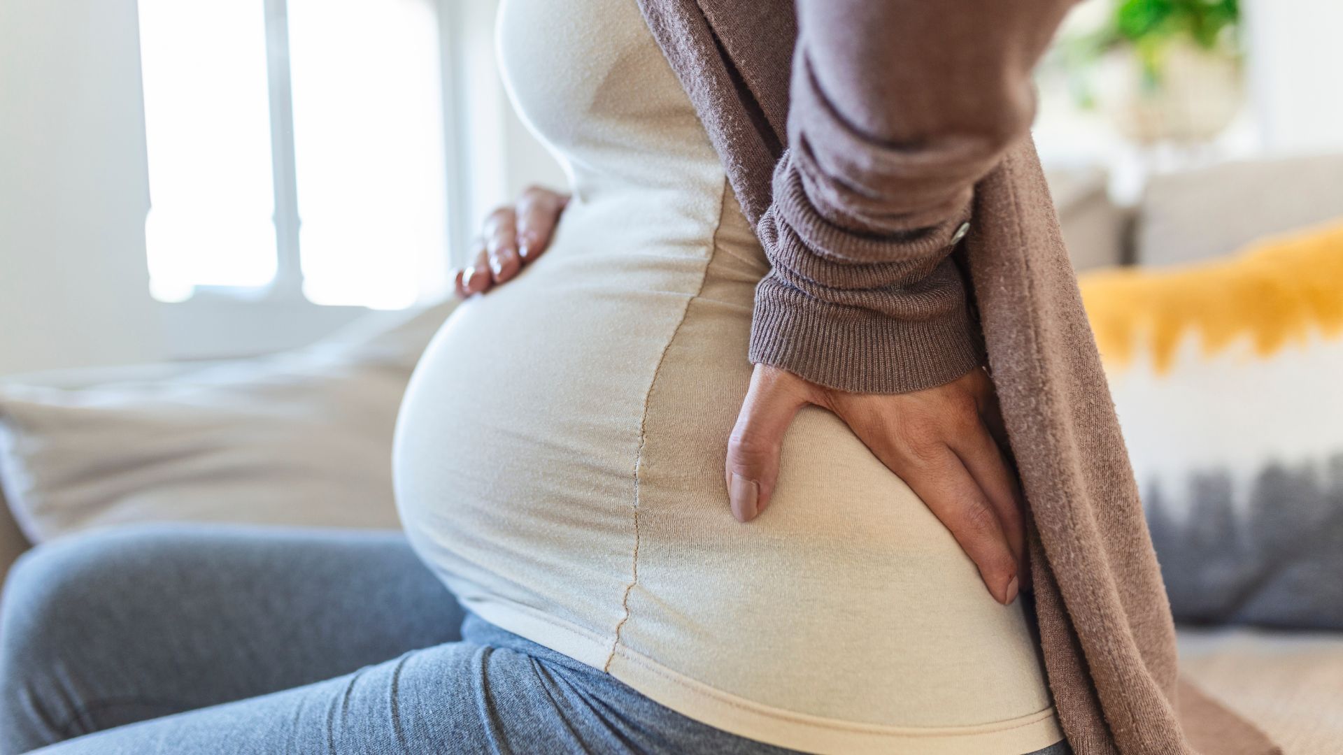 Căng tức bụng khi mang thai 3 tháng giữa thường không nguy hiểm