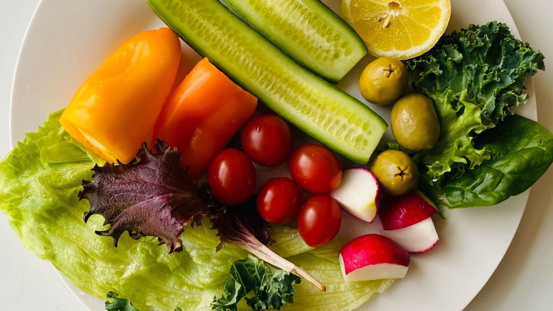 Mẹ bầu nên ăn nhiều rau xanh và trái cây để giảm cảm giác căng tức bụng