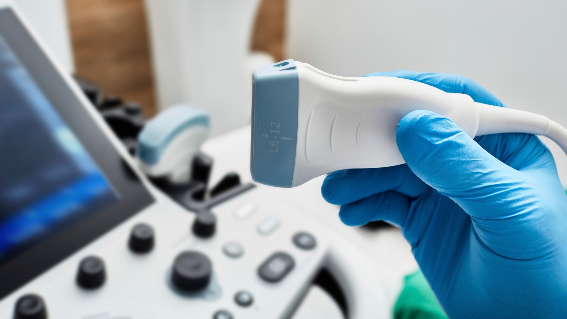 Siêu âm sẽ được thực hiện liên tục để theo dõi, đánh giá và đảm bảo đủ tiêu chuẩn trước khi chuyển phôi