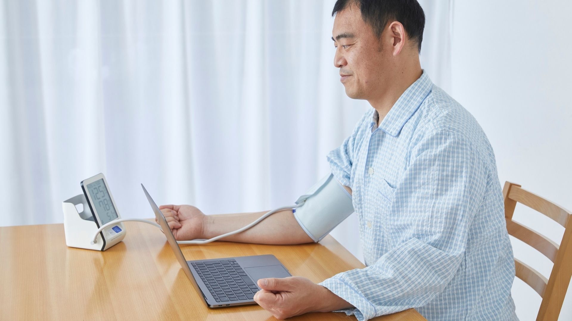 Cần thường xuyên theo dõi huyết áp tại nhà