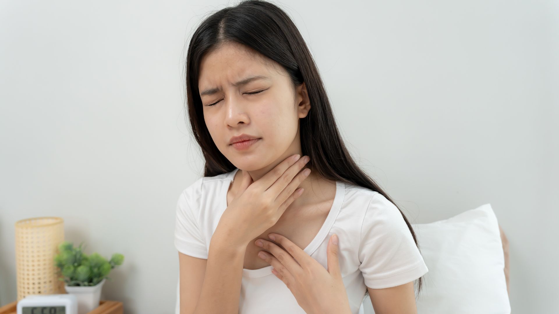 Hốc amidan sâu có thể giữ lại mảnh vụn và tạo môi trường cho vi khuẩn phát triển