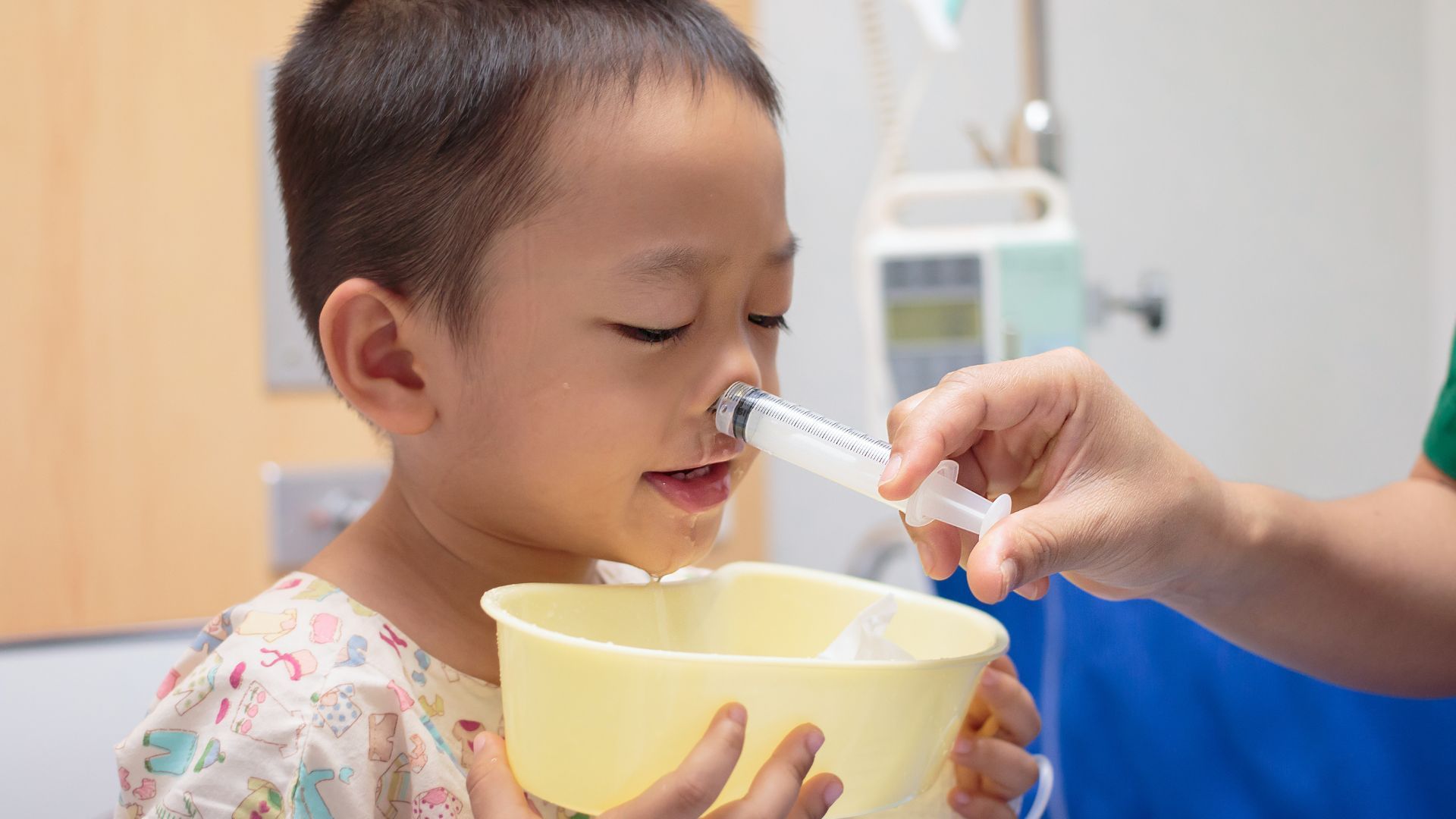 Trẻ cần được rửa mũi bằng nước muối sinh lý theo chỉ định sau nạo VA