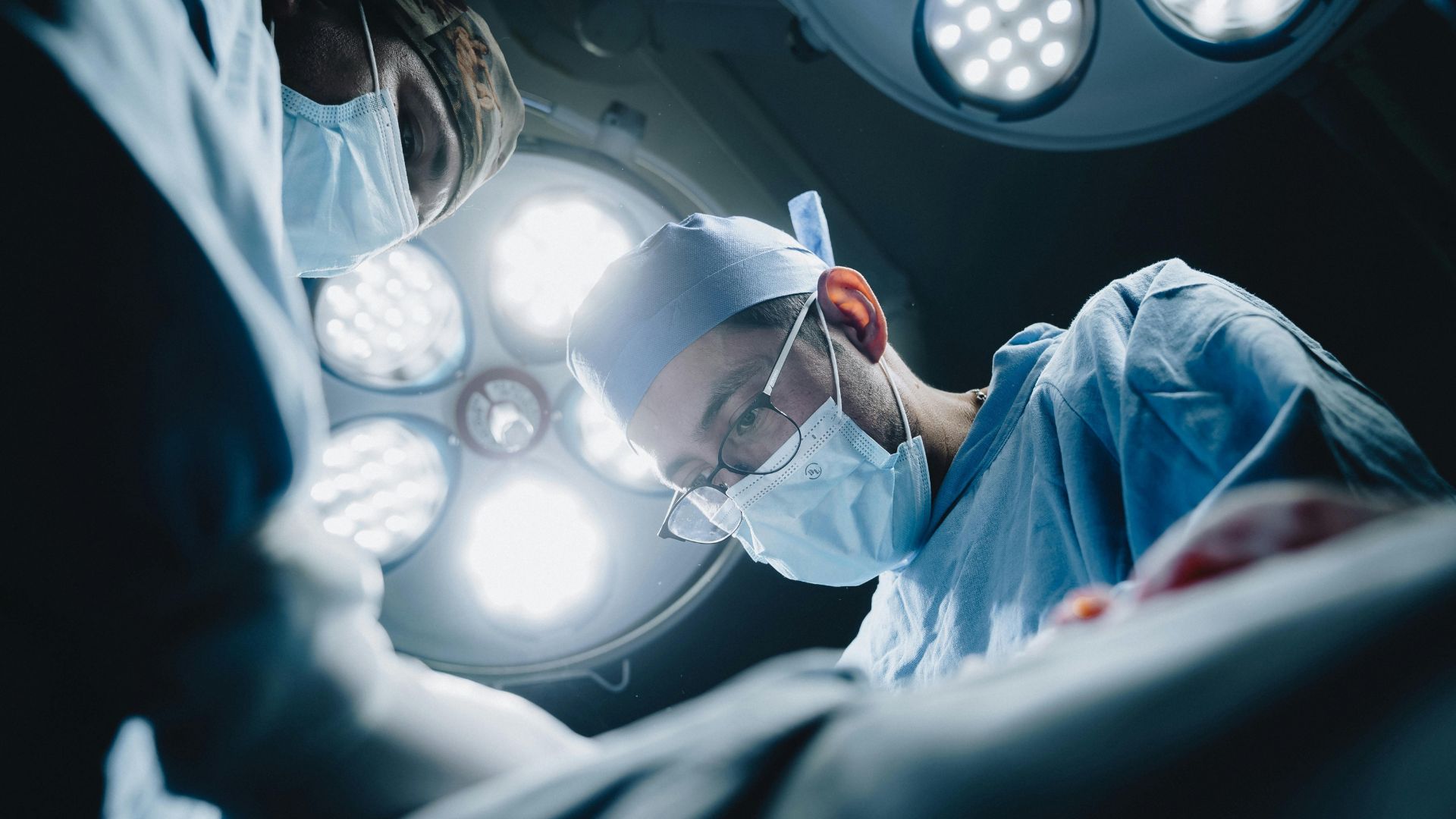 Kỹ thuật laser đòi hỏi hệ thống máy móc hiện đại và bác sĩ có tay nghề cao