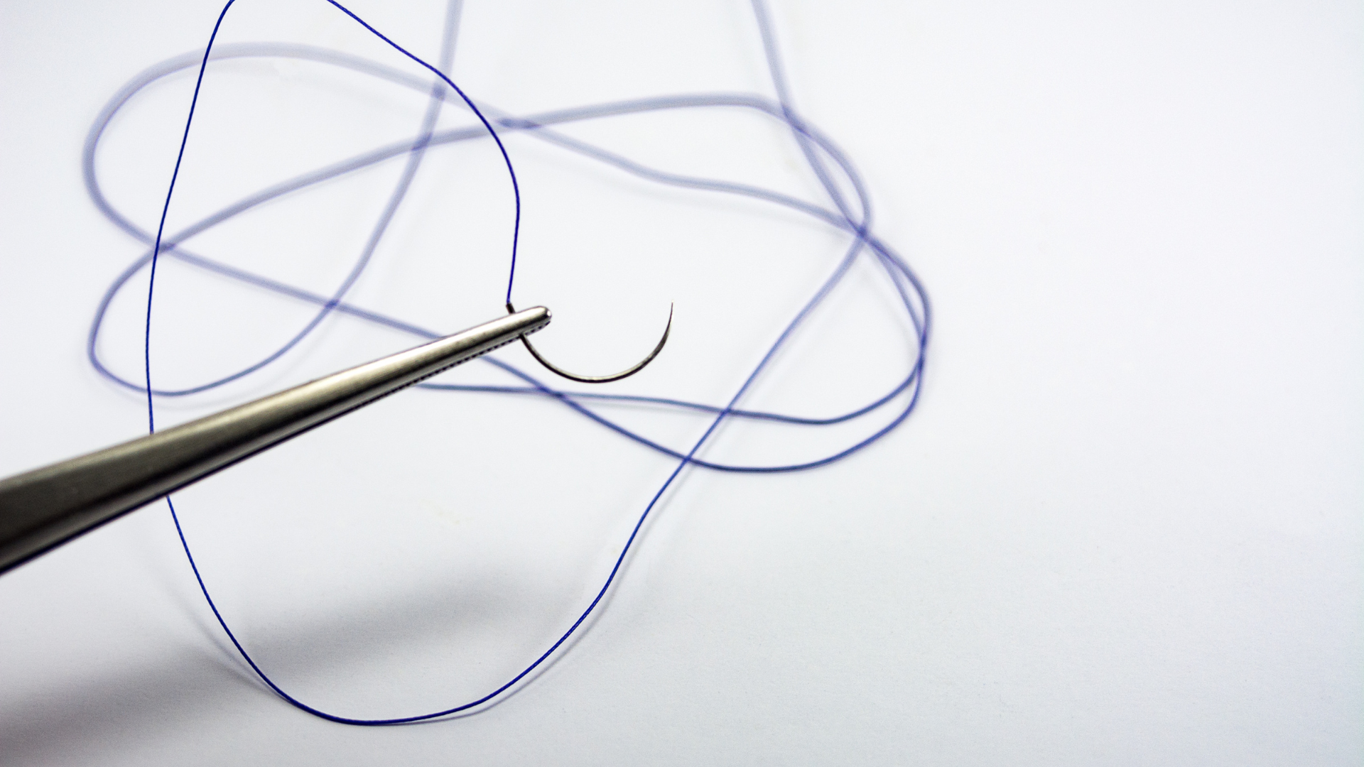 Trong một số ca phẫu thuật, bác sĩ có thể dùng chỉ tự tiêu hoặc ghim y tế để cố định vết cắt