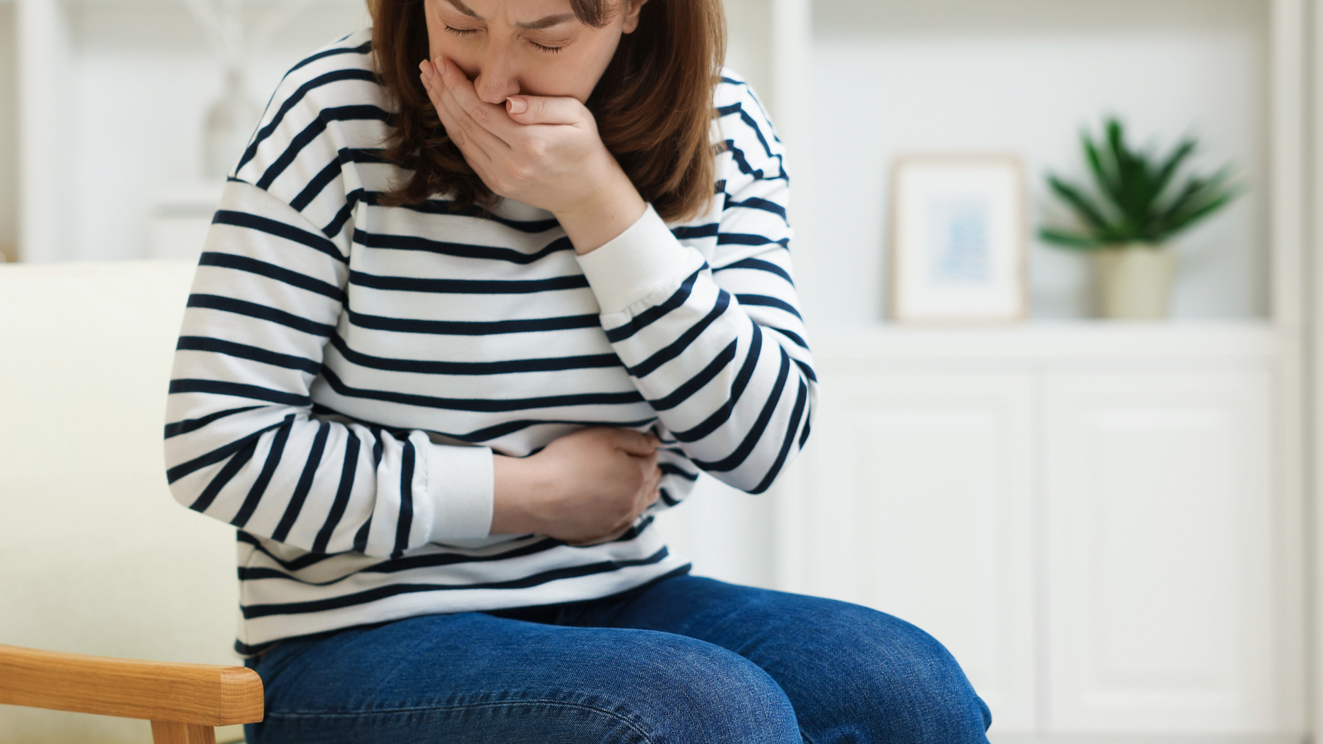 Xuất hiện các triệu chứng như đầy bụng, khó tiêu, ợ hơi và buồn nôn, thường liên quan đến ăn uống không điều độ hoặc stress kéo dài