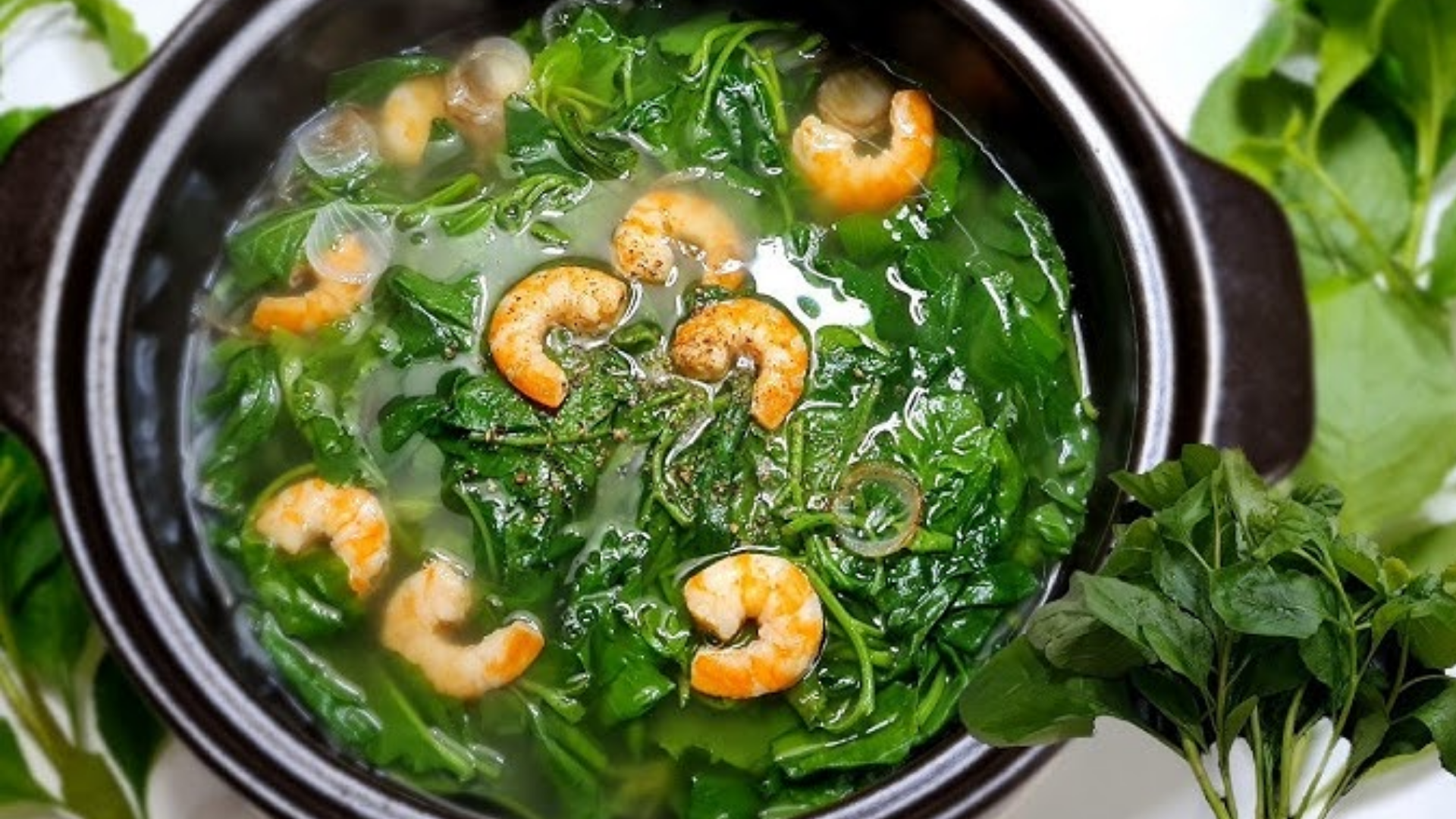 Cải trời nấu canh thanh mát, hỗ trợ làm dịu viêm nhẹ và giảm khó chịu cổ họng