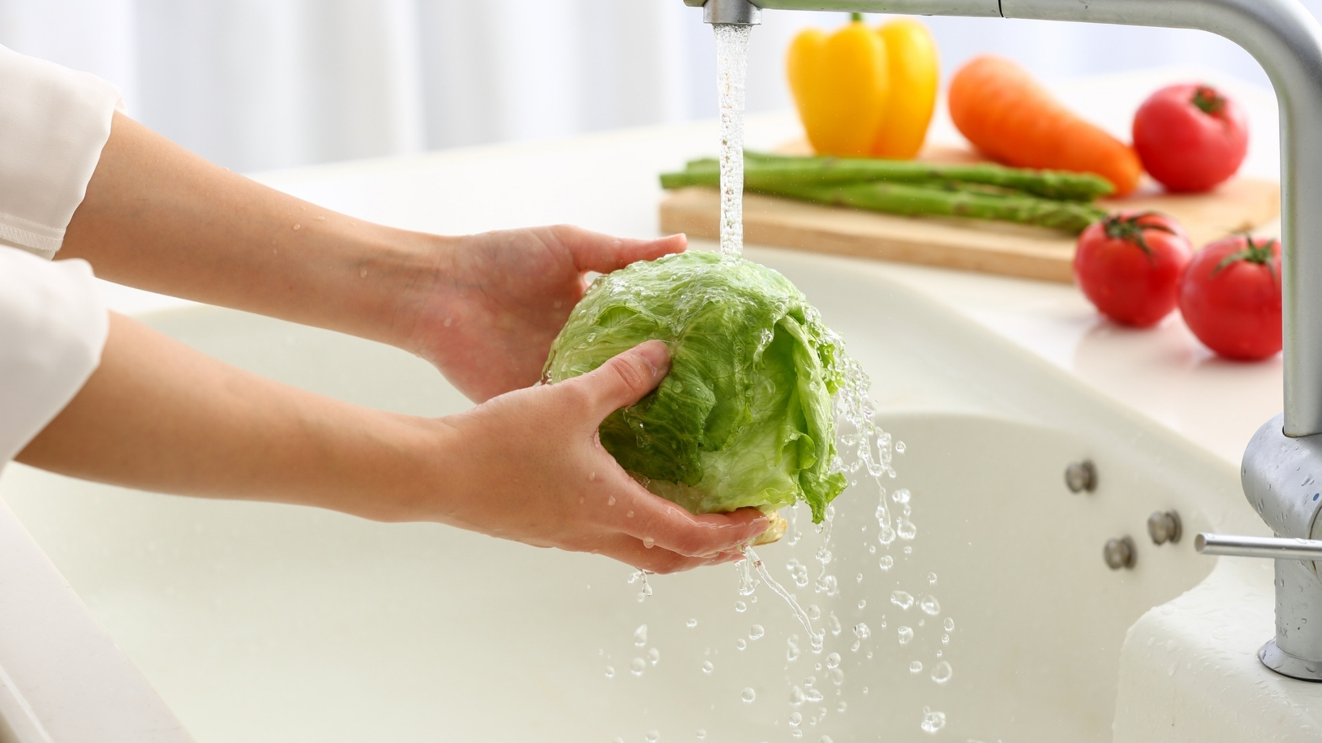 Cây rau mương nên được rửa sạch trước khi sử dụng để loại bỏ bụi bẩn và vi sinh vật