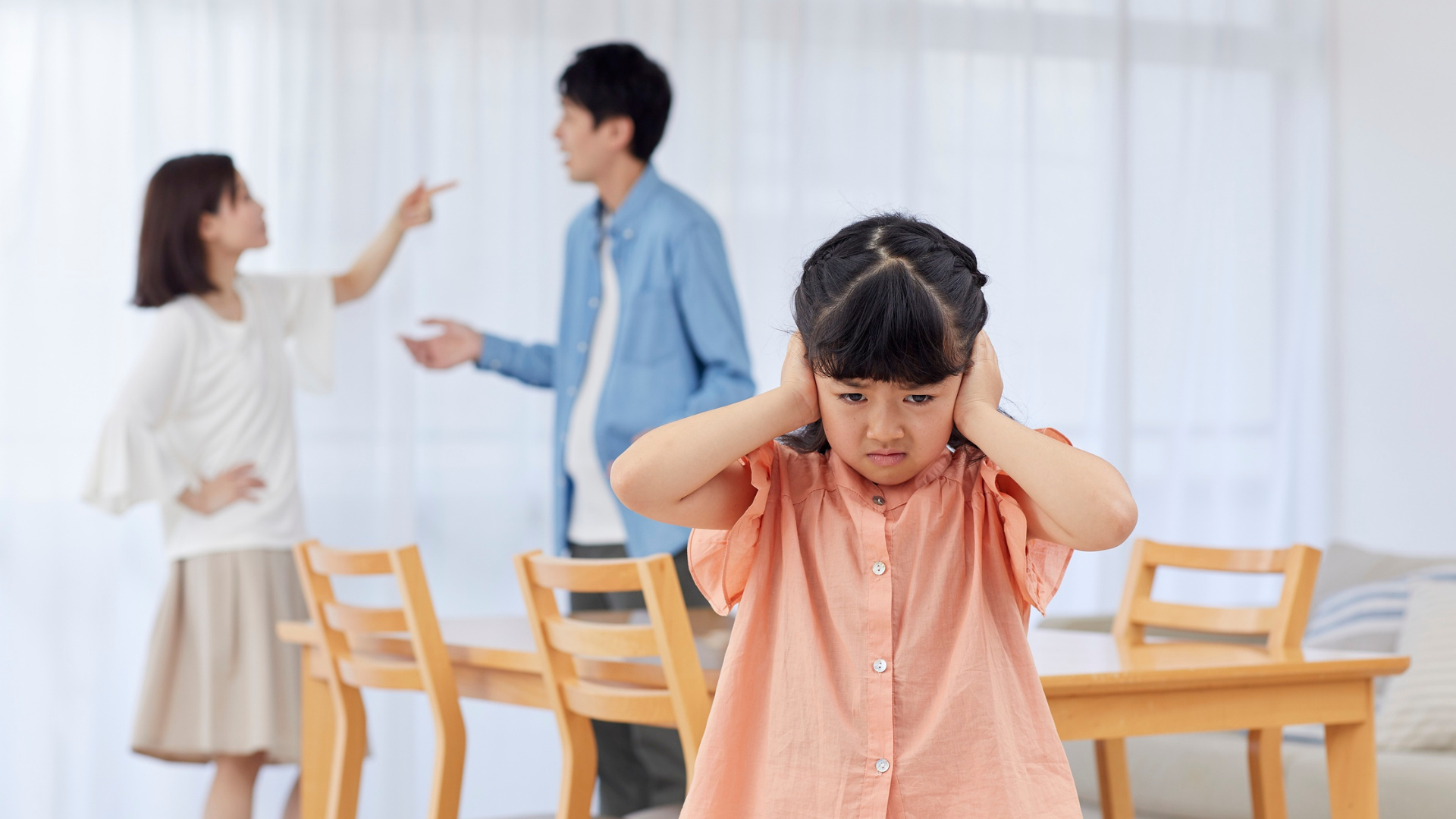 Trẻ trở nên chậm chạp do thiếu tự tin hoặc cảm thấy áp lực từ gia đình