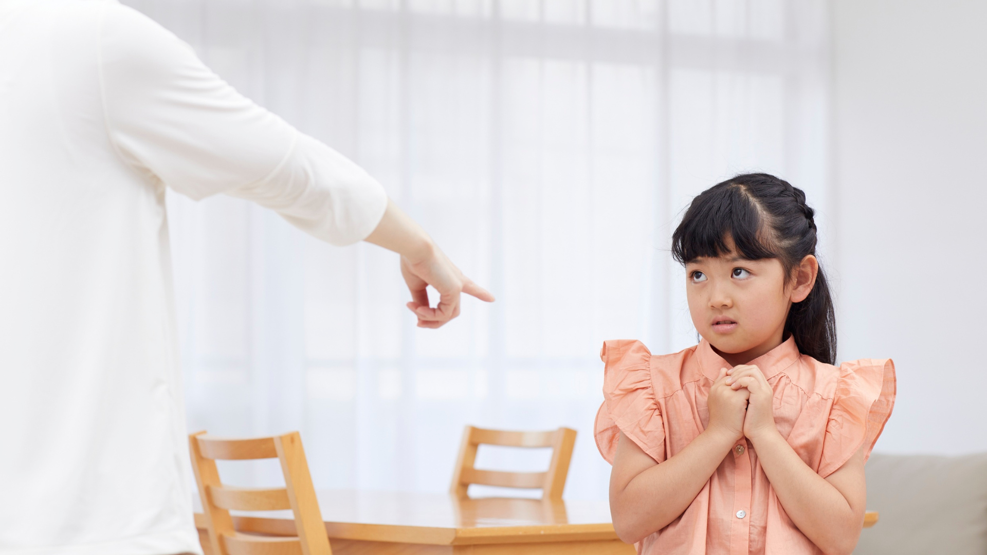 Việc bị nhắc nhở hoặc thúc ép thường xuyên có thể khiến trẻ hình thành tâm lý chống đối