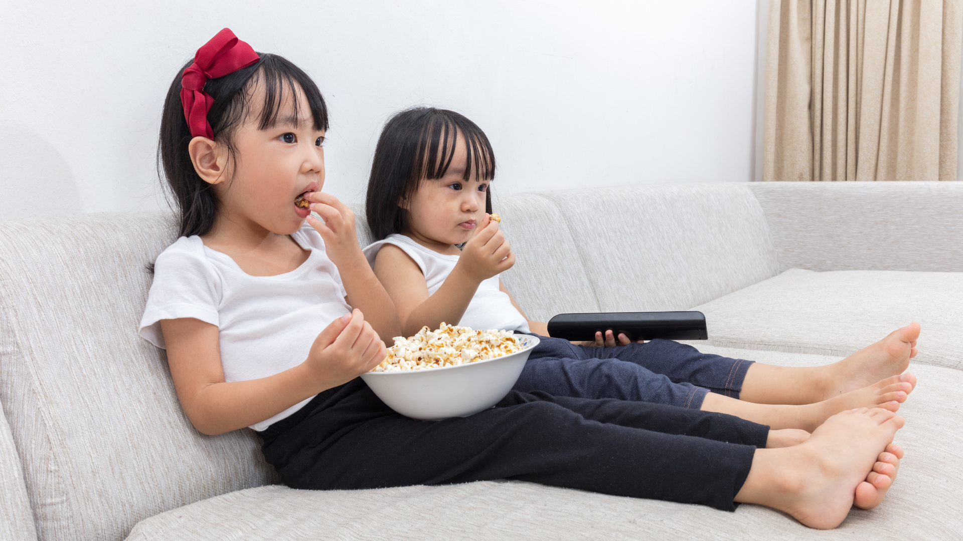 Hãy tránh các thói quen như vừa ăn vừa xem tivi hay vừa học vừa chơi
