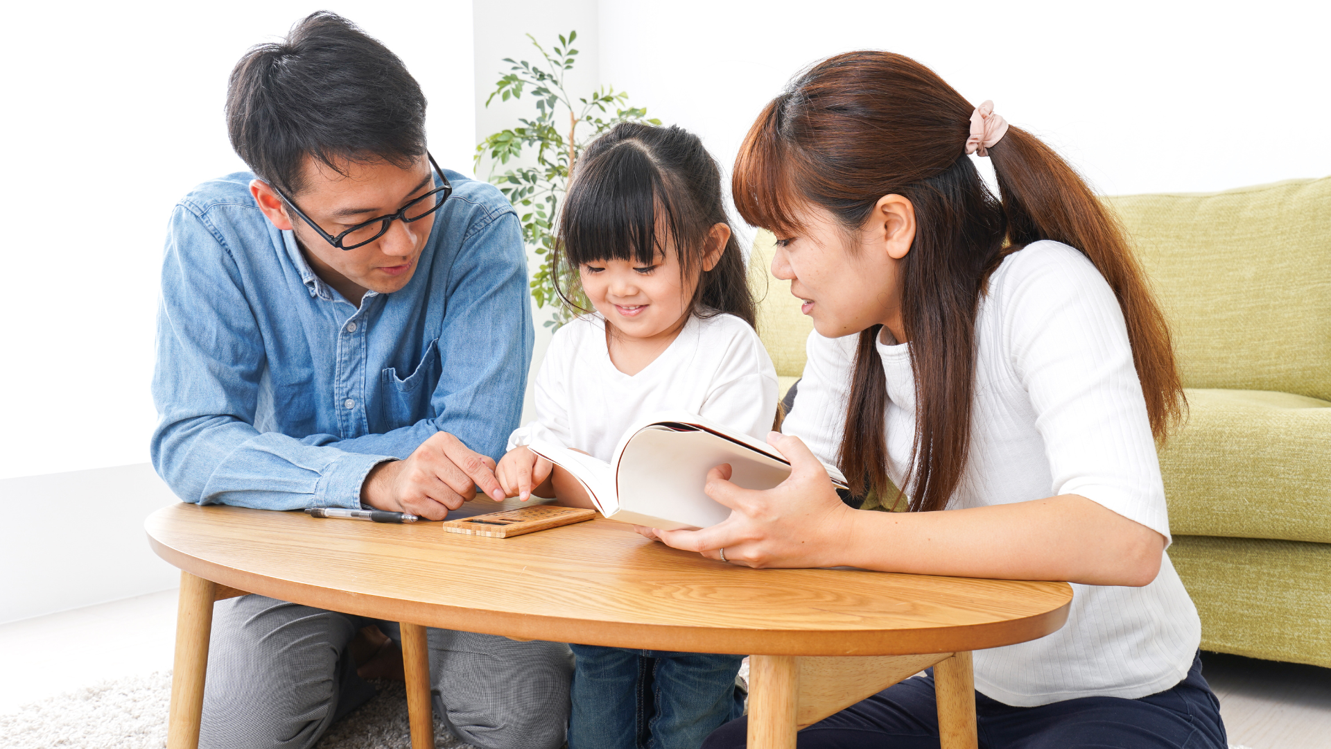 Cha mẹ nên dành nhiều thời gian mỗi ngày để lắng nghe và chia sẻ cùng con