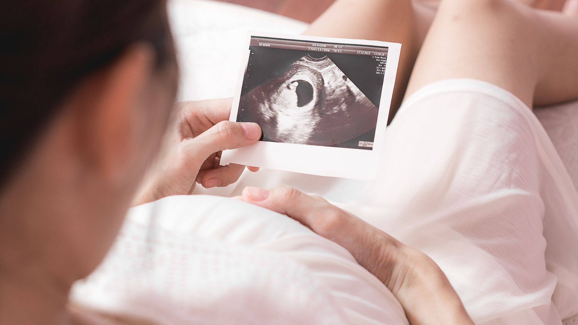 Chậm kinh kèm hai vạch, bạn nên xét nghiệm hCG và siêu âm để xác định vị trí thai