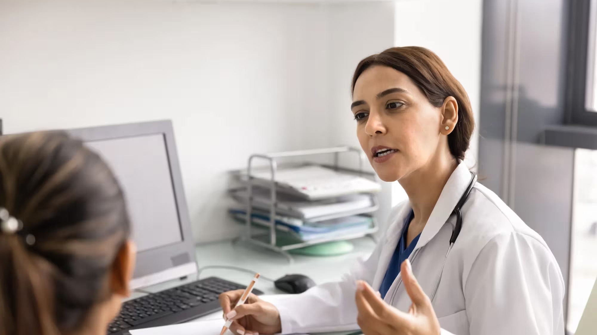 Nên đi khám nếu mất kinh liên tục trong 3 kỳ kinh trở lên