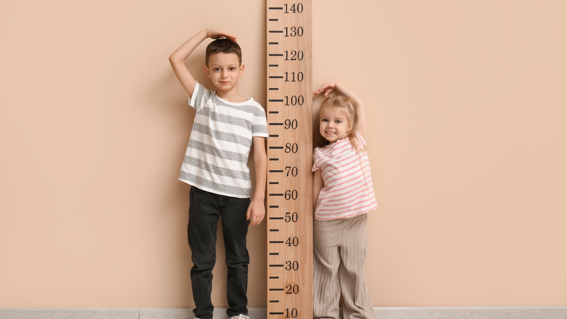 Có thể dễ dàng nhận biết tình trạng chậm tăng chiều cao của trẻ khi so với các chỉ số phát triển chuẩn và so với các bạn đồng trang lứa